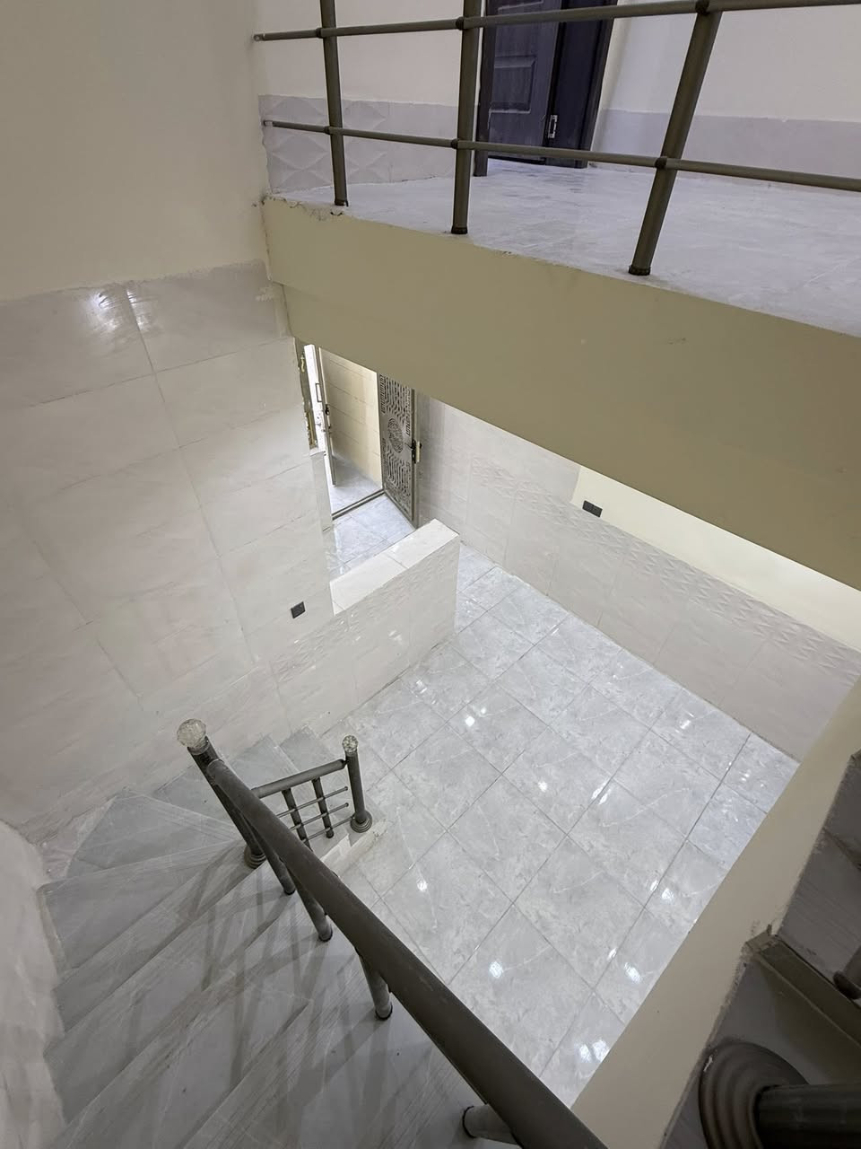 السلام عليكم
بيت للبيع المساحة ٥٠ م طابق ونص بناء حديث 
طابو زراعي سند ٢٥ إقرار محكمة 
بالجاير حي الفرات قرب أسواق برتقاله 
الاستفسار الاتصال على الرقم أو واتساب 
***********
***********
