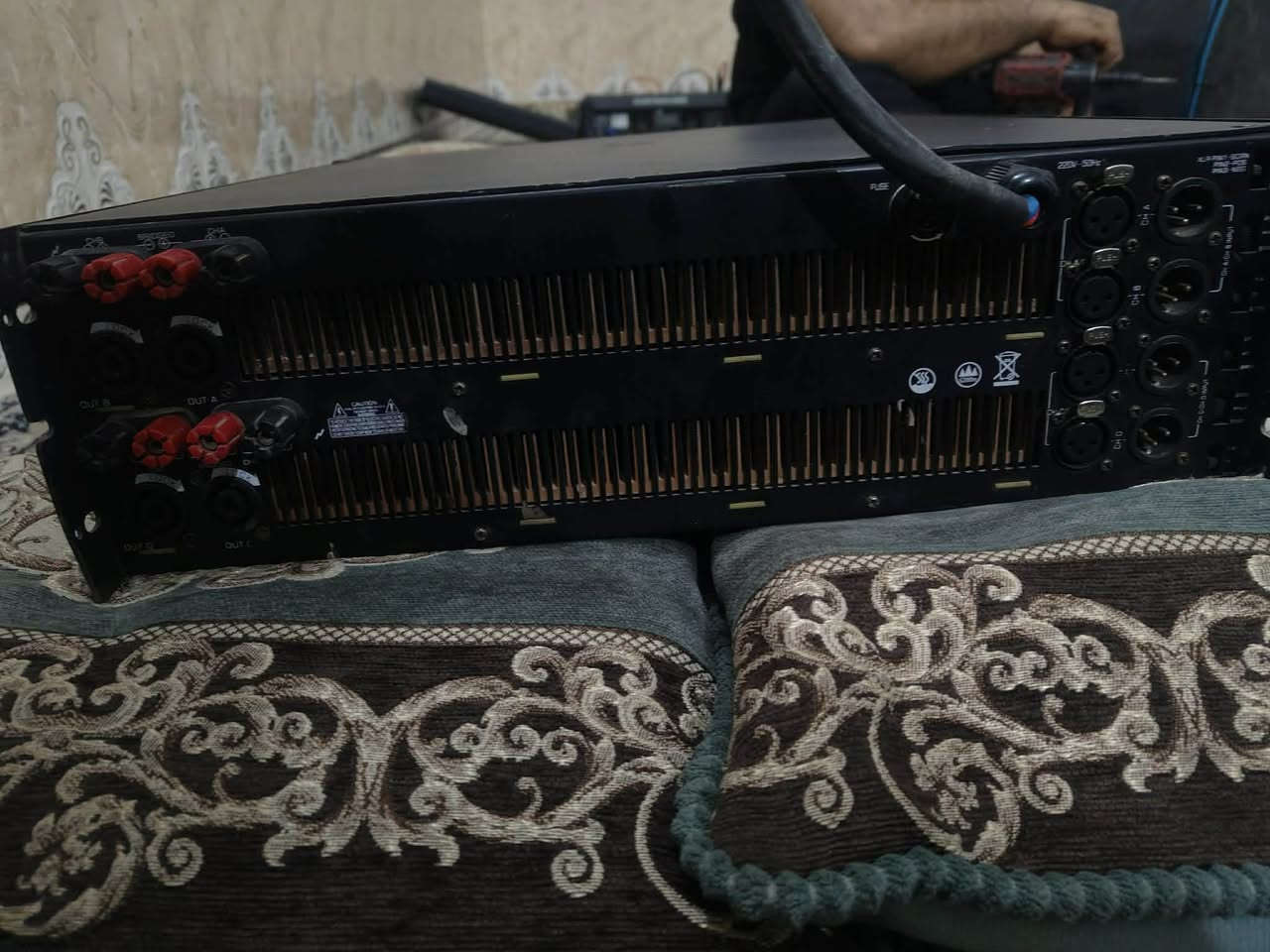 بور صدى البلد اصلي ١١ الف يشغل اكثر من ١٦سماعه شي جدا راقي اذا عندك هيئه لا تفكر بصوت النقاوه الدفع خيالي السعر وتفاصيل الاتصال ع رقم ***********
