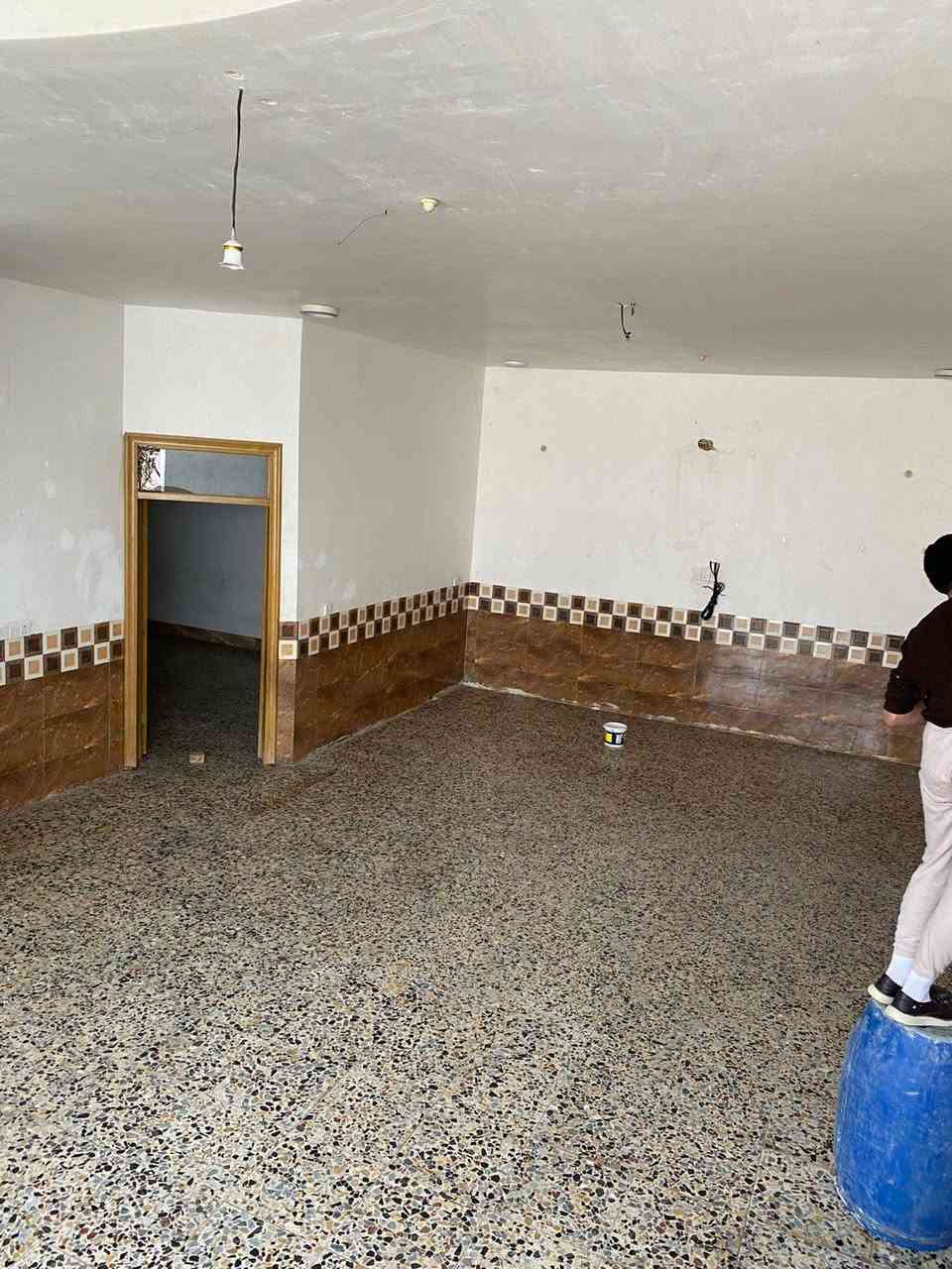 بيت لليجار  مساحته250 متر  متكون 2 غرف + صاله + استقبال + مطبخ  مكانه نهايت شارع  قرب شارع ابو مهدي المهندس ***********
