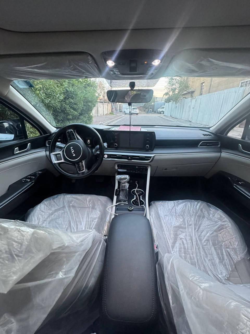 سلام عليكم
K5خليجي مكفوله كفاله عامه 
سياره فول بصيمه فتحه بل سقف 
ماشيه 36 سياره بسمي رقم بغداد 
مكاني بغداد الكرخ 
***********
