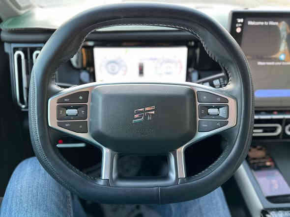 جیتور للبيع
T1 LUXURY
الموديل: 2025 (خليجي)
العداد: 9500km قابل للزياده
المحرك: 4 أسطوانات تيربو 254 حصان حقن مباشر
عزم الدوران (نيوتن-م): 390
ناقل الحركة: اوتوماتيكي من 8 سرعات
نظام الدفع: دفع رباعي
الضمان الأساسي: 10 سنوات وعداد كيلومترات مفتوح 
ضمان المحرك: 10 سنوات او 1،000،000 كم 
 رقم بغداد
عليها تغليف حراري  
المواصفات
*فتحة سقف بانوراما 1.1م
*مثبت سرعة مع رادار تفاعلي
*نظام الكبح التلقائي في حالة الطوارئ
*نظام منع التصادم الامامي والخلفي
*كاميرات محيطية 540 درجة
*حساسات اصطفاف أمامية وخلفية
*نظام مراقبة النقطة العمياء 
*نظام تحذير مغادرة المسار
*نظام المساعدة للبقاء في المسار
*نظام القيادة شبه الذاتية
*صندوق كهربائي 
*دخول ذكي (بصمة) و تشغيل عن بعد
*شاشة التحكم بقياس 15.6 إنچ
*شاشة القيادة بقياس 10.25 إنچ
*نظام صوتي متطور 9 سماعات من Sony
*نظام أبل كاربلاي وأندرويد أوتو لاسلكي
*نظام اوامر و تحكم صوتي
*مقصورة الركاب من الجلد الفاخر ببصمة النسخة المحدودة Luna Violet
*مقعد السائق والراكب كهربائي
*مقعد السائق مزود بذاكرة لحفظ وضعيات الجلوس والمرايا
*مقعد الراكب مزود بمسند كهربائي للأرجل
*مقاعد السائق والراكب مبردة 
*مسند الذراع الوسطي مع ثلاجة
*إطارات قياس 19 إنچ
*إنارة ترحيبية مع إنارة محيطية متعددة الالوان 
*مصابيح أمامية و خلفية أوتوماتيكية LED مع مصابيح نهارية
*التكييف التلقائي مع الضوء القريب والبعيد
*نظام تقليل الضجيج النشط مع زجاح مزدوج
*المرايا الجانبية قابلة للطي كهربائياً ومدفئة
*شاحن هاتف لاسلكي سريع
*ماسحات الزجاج الأمامي مع حساس للمطر
*خاصية إغلاق نوافذ وفتحة السقف عن بعد
*انماط قيادة متعددة للطرق الوعرة
*فلتر تنقية الهواء N95
*نظام الفرامل الأوتوماتيكي Autohold
*نظام التحكم بنزول المنحدرات
*نظام المساعدة لصعود المرتفعات
*وسائد هوائية امامية و جانبية عدد 6 
*دوسات جانبية

ضمان شركة هارلم للوكالات التجارية
للاستفسار ***********
