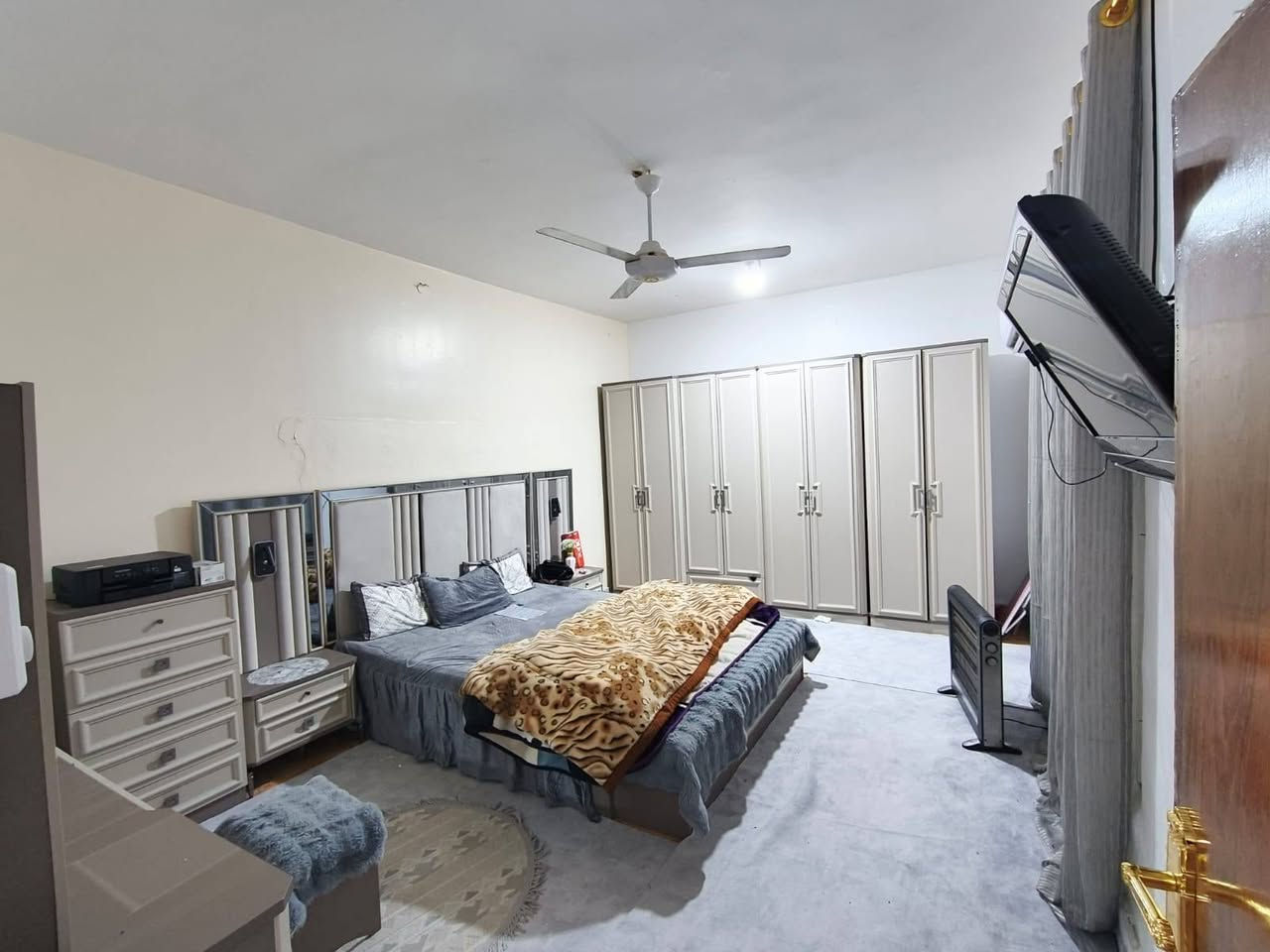 🫧✨مشتمل 120م شارع 12م بالضباط ✨🫧

🫧✨رقم الاعلان ((94))✨🫧

◽المنطقة : ((الضباط))

🫧نوع العقار: ((مشتمل))

◽المساحة: ((120م))

🫧الوجه: ((6م))

◽النزال: ((20م))

🫧عرض الشارع : ((12م))

◽حالة البناء :  ((مرمم حديث))

🫧تفاصيل البناء : ((طابقين))

✨الطابق الأول يتكون من استقبال وهول ومطبخ وغرف نوم عدد (1) وصحيات

✨الطابق الثاني يتكون من غرف نوم عدد (1) 

◽اقرب نقطة دالة : ((جامع الامام علي عليه السلام))
 
✨و لمزيد من التفاصيل يرجى التعليق (((ب تم)))

✨او الاتصال ***********

✨او زياره مقرنا الكائن في داموك طشاش قرب الاسعاف الفوري
