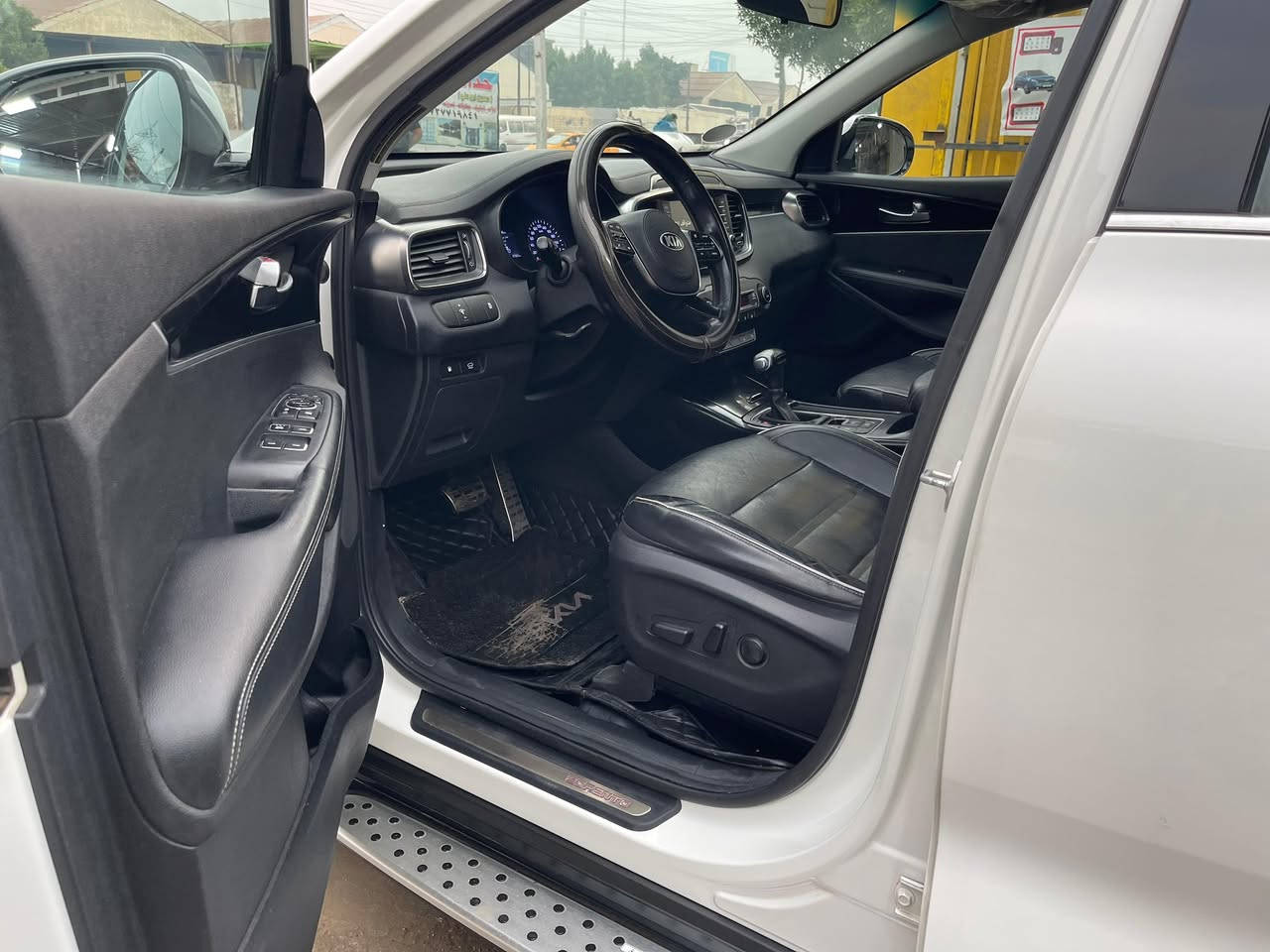 � للبيع | كيا سورينتو GT-Line – فل إضافات

🔹 خليجي – ٦ سلندر 
🔹 موديل: 2020
🔹 اللون: أبيض
🔹 ماشية: 37 حقيقي
🔹 الموقع: بغداد – حي أور
🔹 الضمان: مكفولة كفالة عامة
سيارة جديدة بكل معنى الكلمة 

⚙️ المواصفات:
• ✅ 6 سلندر
• ✅ 7 ركاب
• ✅ دفع رباعي 4×4
• ✅ 3 مناطق تبريد (ثلاثي)
• ✅ فتحة سقف بانوراما
• ✅ سايد بريك دگمة
• ✅ كراسي كهرباء مع تبريد وتدفئة
• ✅ شاشة كبيرة + عدادات ديجتال
• ✅ 4 كاميرات مع كاميرا 360 درجة
• ✅ تحكم من ستيرن
• ✅ نقطة عمياء
• ✅ تحديد مسار
• ✅ مانع تصادم
• ✅ أنظمة أمان متكاملة

✨ السيارة فول الفول – أعلى فئة GT-Line
✨ نظيفة جدًا وجاهزة للفحص
✨ استخدام شخصي
السعر 310 وبيها مجال بسيط 
📞 للتواصل:
0770 265 3013
