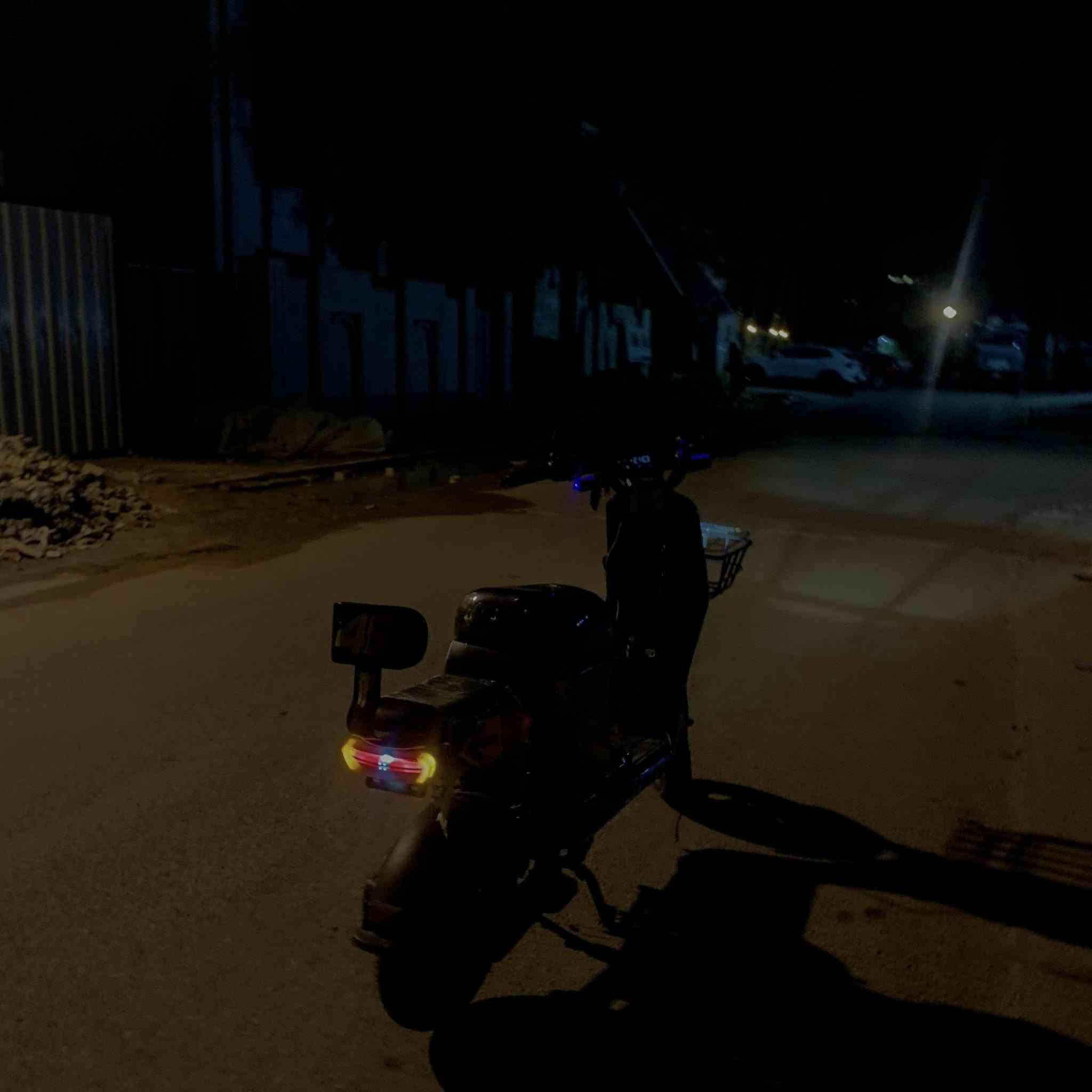 السلام عليكم 
دراجة شحن R10 ريان للبيع.  محتاج واريد أبيعها 
ضوء لد قوي عالي ناصي 
أشاير يمنة يسرة دبل إشارة
اكسسوارات دراجة كشن مدوشم
5 بطاريات اصلية 
مرايات جانبية 
ستاند 2 سويج +بصمة 
3 سرع 
هورن 
رجوع خلفي بك R
بريك قوي جدا امامي خلفي 
الدراجة كاملة 
رايدهة ب500 قفل 🔒 
مكاني بغداد حي الجامعة النسيج قرب مخازن الأدوية 
رقمي*********** متواجد بكل الاوقات
