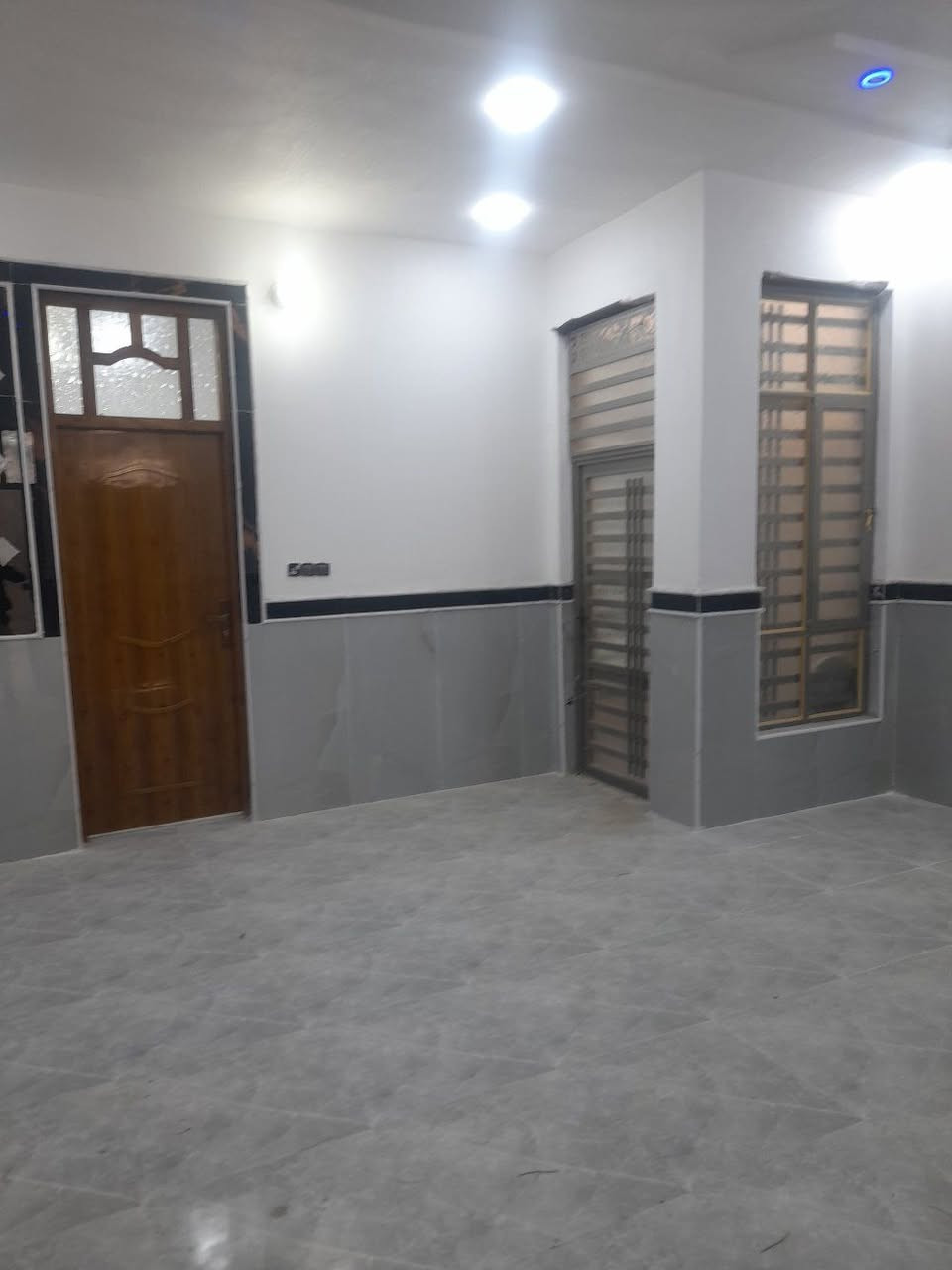 السلام عليكم 
بيت للبيع المساحه 200متر 
بناء جديد طابو على شارع 15
العنون نهاوند منطقة 11الف خلف البطاقه الوطنيه 
للاستفسار اكثر اتصل ***********
