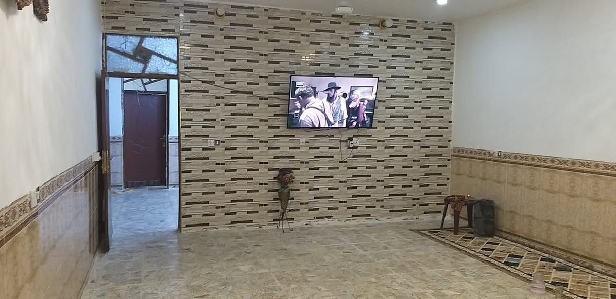 العنوان: منزل للبيع - بناء طابوق حديث بمساحة واسعة (280م) 🏠
📍 الموقع: بغداد - جسر ديالى الجديد - الكرغولية (السايد الواحد) - مقابل البانزين خانة يبعد عن شارع 50متر.
📋 تفاصيل العقار:
✅ المساحة: 280 متر مربع.
✅ نوع السند: زراعي (حق تصرف) - سند 25 رسمي ومضمون.
✅ نوع البناء: بناء حديث (درجة أولى) طابوق كامل من كل النواحي.
✅ الخدمات: كاملة (كهرباء خطين + إسالة مي مستمرة).
📐 خريطة وتقسيم البيت (مساحات واسعة):
🔹 غرف نوم عدد (2): قياس (5×4) لكل غرفة.
🔹 صالة داخلية: قياس ملكي (10×4) متر.
🔹 استقبال: واسعة جداً قياس (8×5) متر.
🔹 مطبخ بارد: قياس (5×5) متر.
🔹 مطبخ حار: (ملحق إضافي).
🔹 كراج: يتسع لسيارتين براحة تامة.
🔹 إضافات: منور لتهوية ممتازة + ترك خلفي مساحة مترتين.
🌟 مميزات إضافية:
البيت تصميمه حديث وجاهز للسكن فوراً (ما يحتاج درهم مصروف). المنطقة سكنية هادئة، كاملة الخدمات وقريبة جداً من المدارس والأسواق.
💰 السعر: 135 مليون دينار عراقي (قابل للتفاوض البسيط للجادين).
📍 للمعاينة والاستفسار:
📞 الاتصال على الرقم: ***********
💬 أو المراسلة عبر الواتساب مباشرة
