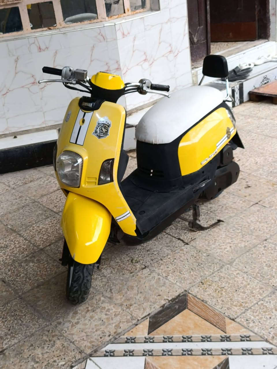 السلام عليكم
مااكس بوليس  ياباني 120
 (محرك ما مفتوح   بلادي شرط الفحص)
 دراجه فوول نضافه وكفرات بلاد كله مختمه
شلعه ومعدل  110 فوول متنكض
كلشي شغال وعل بلاد سلف  اشاير كلوبات سكنات شاشه و عينه  عداد السرعه شغال عداد البانزين شغال  اي نقص ما بيهه 
احلا من صور بالف مره 
سعر900 وبيهه مجال 
شراي يتصل
مكاني بصره 
 
  *********** البصرة, العراق
