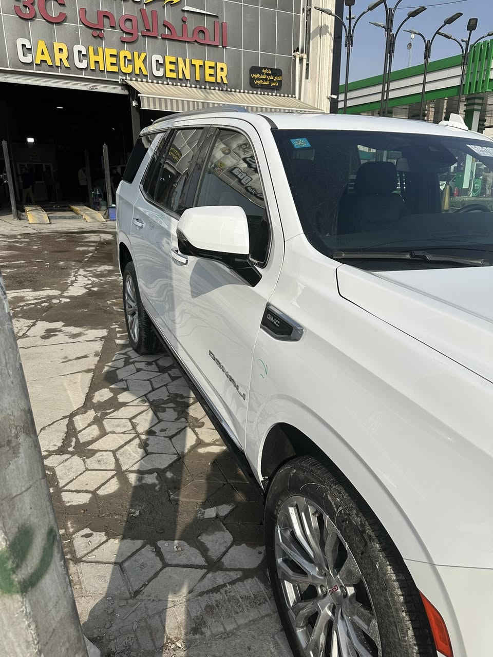 السلام عليكم
جمسي يوكن دينالي فول مواصفات 

ماشيه 23000الف km

بيهه قطعتين باب السكن 

سعر 505ورقه السياره جديده
***********
