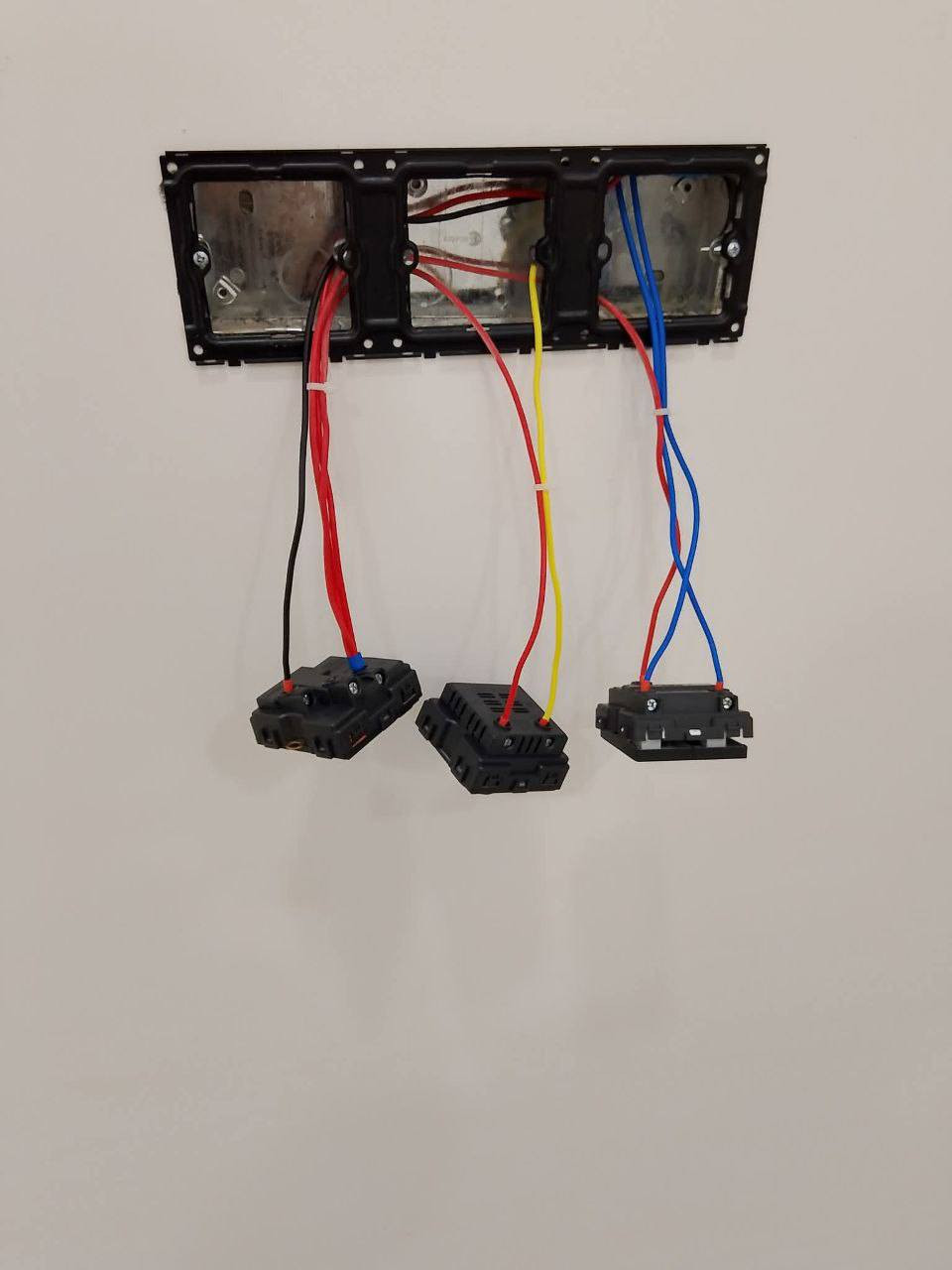 اسطه كهرباء وماي ومجاري نشتغل جميع نحاء بيجي شغل كدام العين درجه اولى للتواصل  مراسلتي ع خاص او الاتصال على رقم ***********
