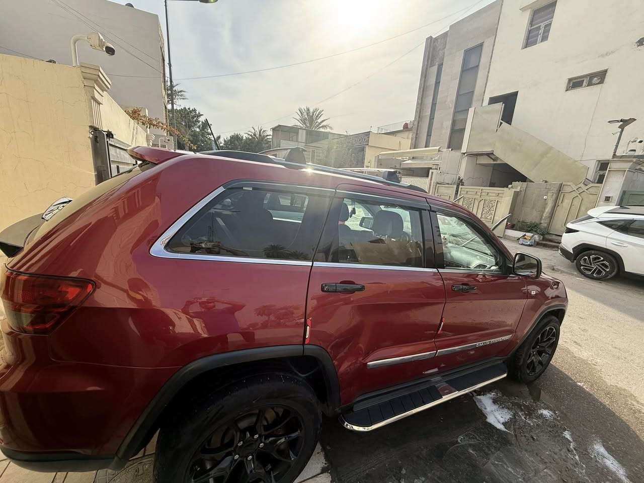 السلام وعليكم جيب شيروكي موديل 12 خليجية كلين بدون ظربه فقط بارد باب خلفي موضح بصور
🇺🇸عليها تخم تايرات جديدة 
🇺🇸ويل اسود 
🇺🇸كامره خلفيه وحساسات 
كراسي كهرباء 🇺🇸
✅شاشه بلوتوث 
✅انارة داخليه متغيره الالوان 
✅صدر امامي خلفي جديد 
سيارة مكفوله ومصروف عليها هواي شغل واطلع .السعر وباقي التفاصيل تواصل واتس ***********
