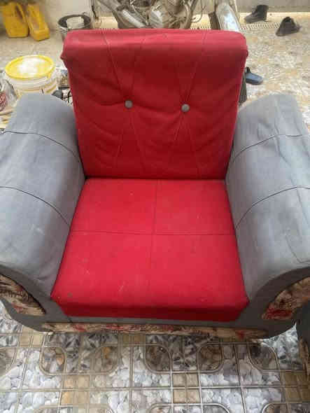 تخم لون احمر نضيف. 
مع فرشاتة السعر 95 وبي مجال للشراي 
ثلاث قطع خمس نفرات
***********
