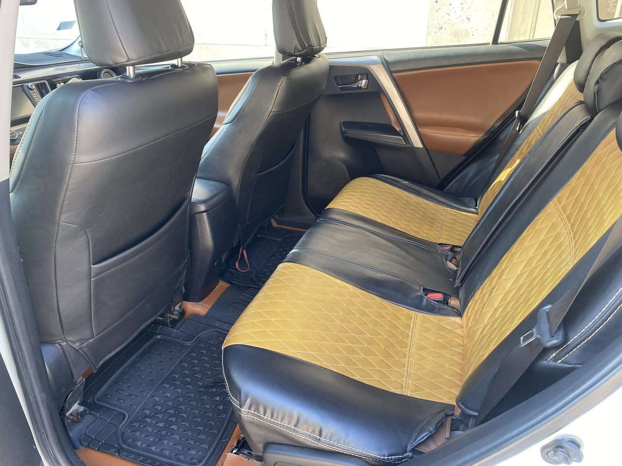 � للبيع: تويوتا راف فور 2018 – خليجي

🔹 اللون: أبيض صدفي
🔹 المسافة المقطوعة: 74000 كم فقط
🔹 المواصفات: VXR

✨ المميزات:

 • بصمة تشغيل
 • فتحة سقف
 • صندوق خلفي كهربائي
 • تحكمات على الاستيرن
 • مثبت سرعة
المقاعد جلد ومقعد السائق كهربائي . 
 • وجميع المواصفات المعروفة في فئة VXR

🛠 الحالة:
السيارة سليمة تمامًا
✔️ خالية من أي ضربات
✔️ لا يوجد فيها قطرة صبغ

💰 السعر المطلوب: 230

***********
