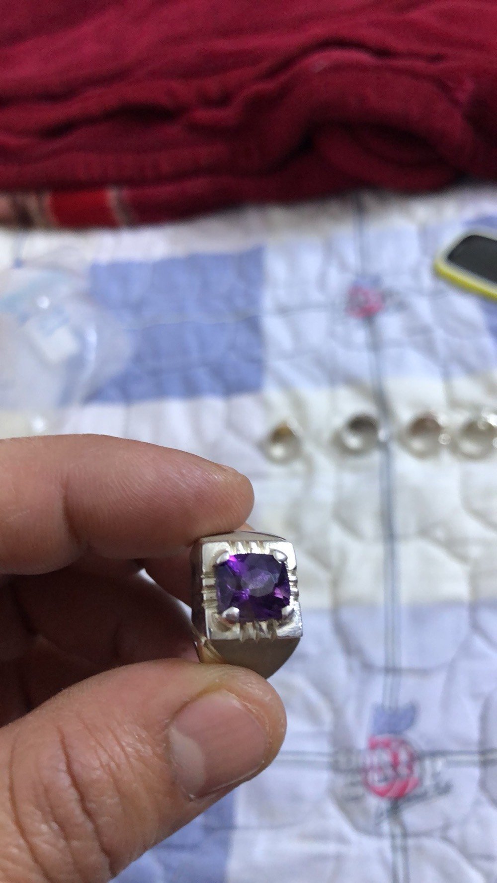 عندي مجموعة من الإكسسوارات اليدوية الجميلة تتنوع بين مسباح من الكهرمان الطبيعي وخواتم فضية عليها أحجار كريمة، بالإضافة إلى أساور وعقود بتصاميم أنيقة. للمزيد من المعلومات والتفاصيل، تواصل معي.