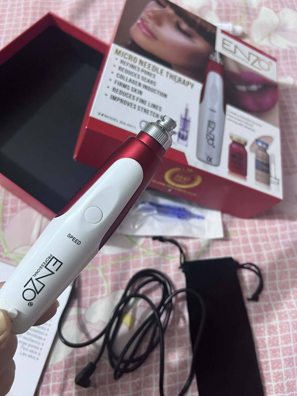 الديرما بن (Dermapen) هو جهاز تجميلي حديث يشبه القلم، يحتوي على إبر دقيقة معقمة تعمل على وخز الجلد (Microneedling) لتحفيز إنتاج الكولاجين والإيلاستين الطبيعي. يُستخدم لعلاج ندبات حب الشباب، التجاعيد، المسام الواسعة، علامات التمدد، وتجديد نضارة البشرة بشكل غير جراحي، آمن، ونتائج فعالة علاج ندبات حب الشباب: فعالة في تقليل آثار الحفر والندبات الناتجة عن حب الشباب.
شد الجلد وتحسين المرونة: يحفز الكولاجين لتقليل الخطوط الدقيقة والتجاعيد، وشد الترهلات.
تصغير المسام: يساعد في تصغير المسام الواسعة.
علاج التصبغات والبقع: يعمل على توحيد لون البشرة وعلاج البقع الداكنة.
علامات التمدد (Stretch Marks): فعال في علاج الخطوط البيضاء والحمراء في الجسم.
نضارة البشرة: يُستخدم لترطيب البشرة وزيادة إشراقها، خاصة عند دمجه مع الميزوثيرابي.
علاج مشاكل الشعر: يمكن استخدامه لتحفيز نمو الشعر وعلاج العلبة. جديد غير مستخدم سعره ٢٠


**إذا كنت صاحب هذا الإعلان وتريد حذفه لأي سبب، رجاءا أرسل رسالة إلى الدعم الفني**