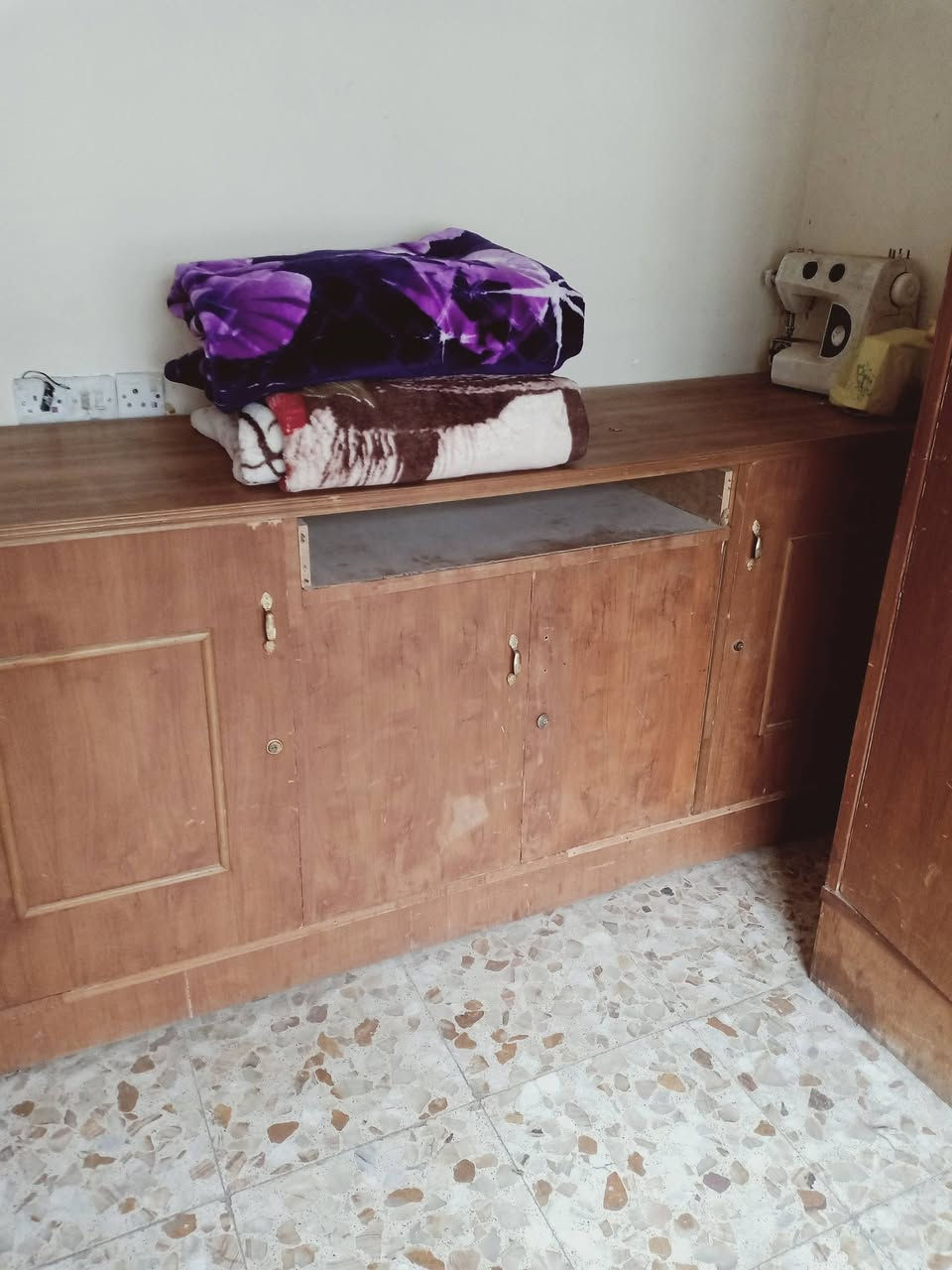 كنتور اربع ابواب سعر 200بوفيه عدد إثنين سعر الوحده 125الف الاتصال ***********
