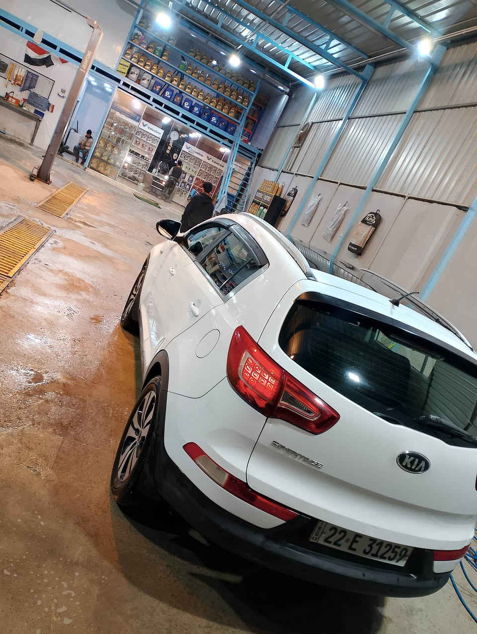 السلام عليكم
سبورتج 2014 خليجيه 
رقم اربيل الدولي باسمي تحويل مباشر 
مكينه 2000 دوش
بيه صبغ ربع جاملغ امامي يمنه اثر طخه 
وباب صدر 
يعني صبغ قطعه ونص 
وبابتين جهه سائق مفتوحات اصليات نفس لون بدون صبغ 
بدون دواخل لغود شواصي وحوض وتكم بيبان كلهن مكفولات بدون ايرباك 
سياره جاهزه مابيه نقص 
مكانه بغداد حي تراث 
السعر 135
***********
