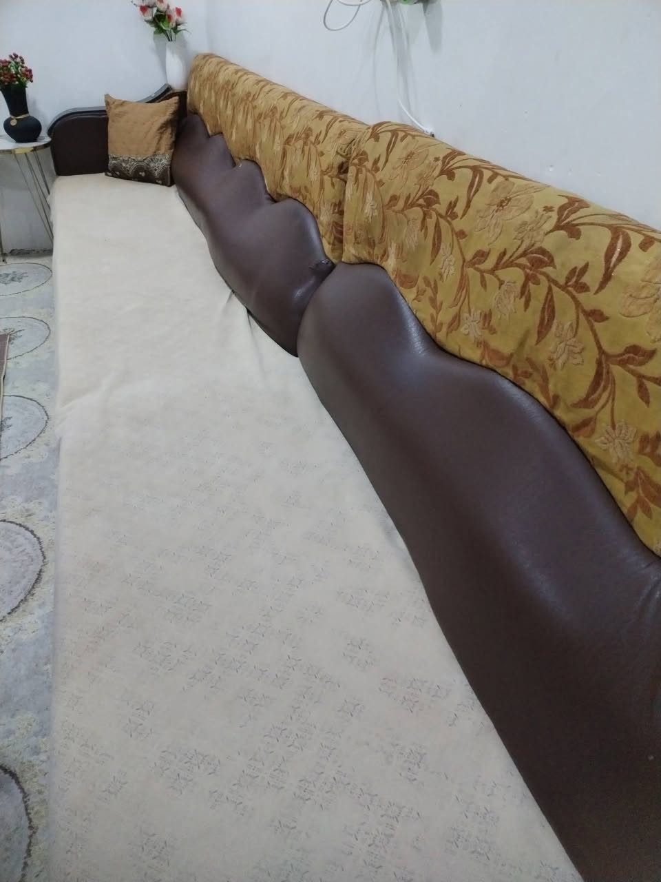 السلام عليكم طخم خشب عراقي للبيع 8امتار وبي زويتين نظيف كلش السعر 275وبي مجال للتواصل ع رقم***********
