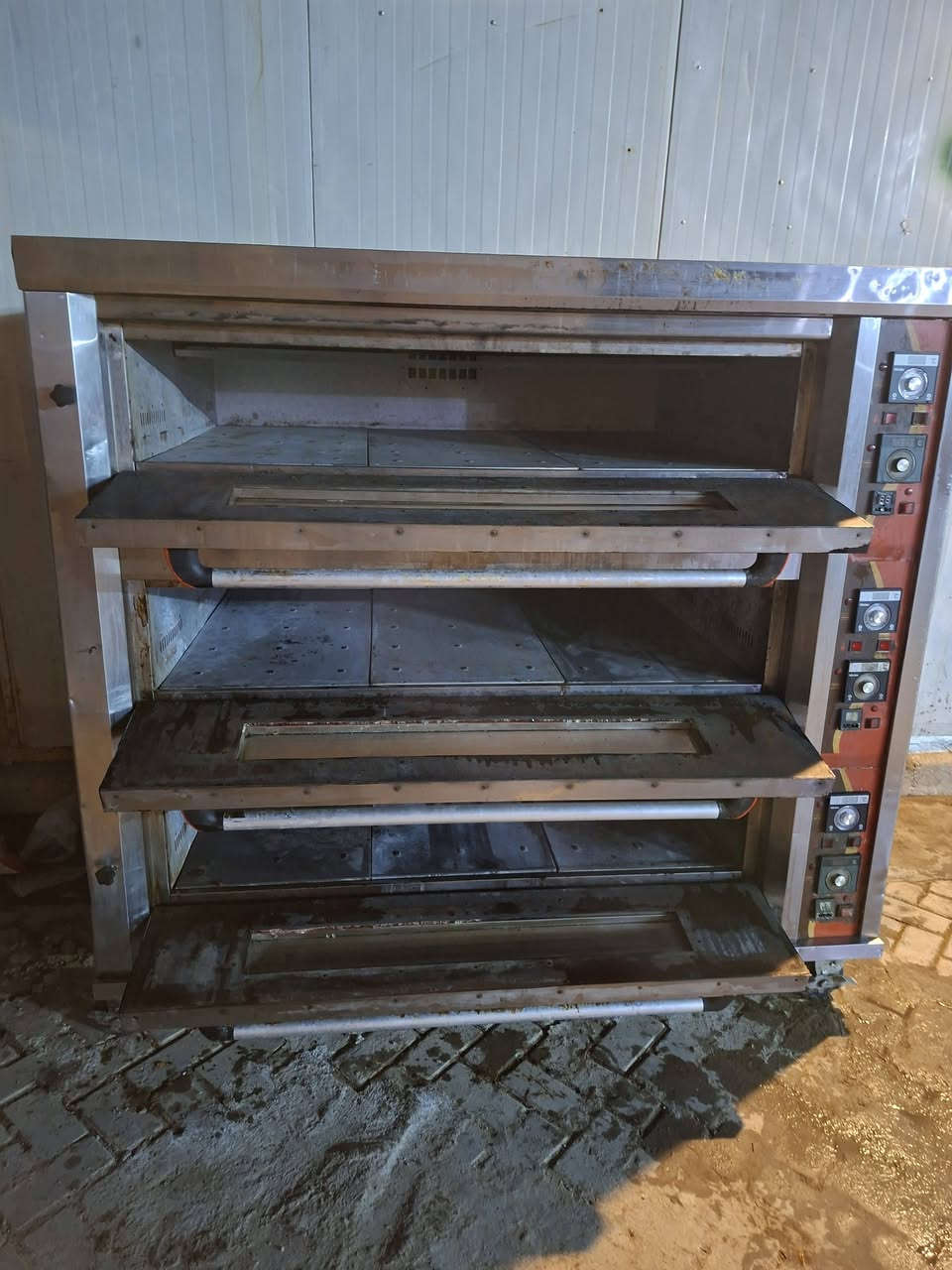 فرن كهربائي للبيع
مشعل فوك 
مشغلين جوه 
العنوان_بغداد 
الرقم :***********
