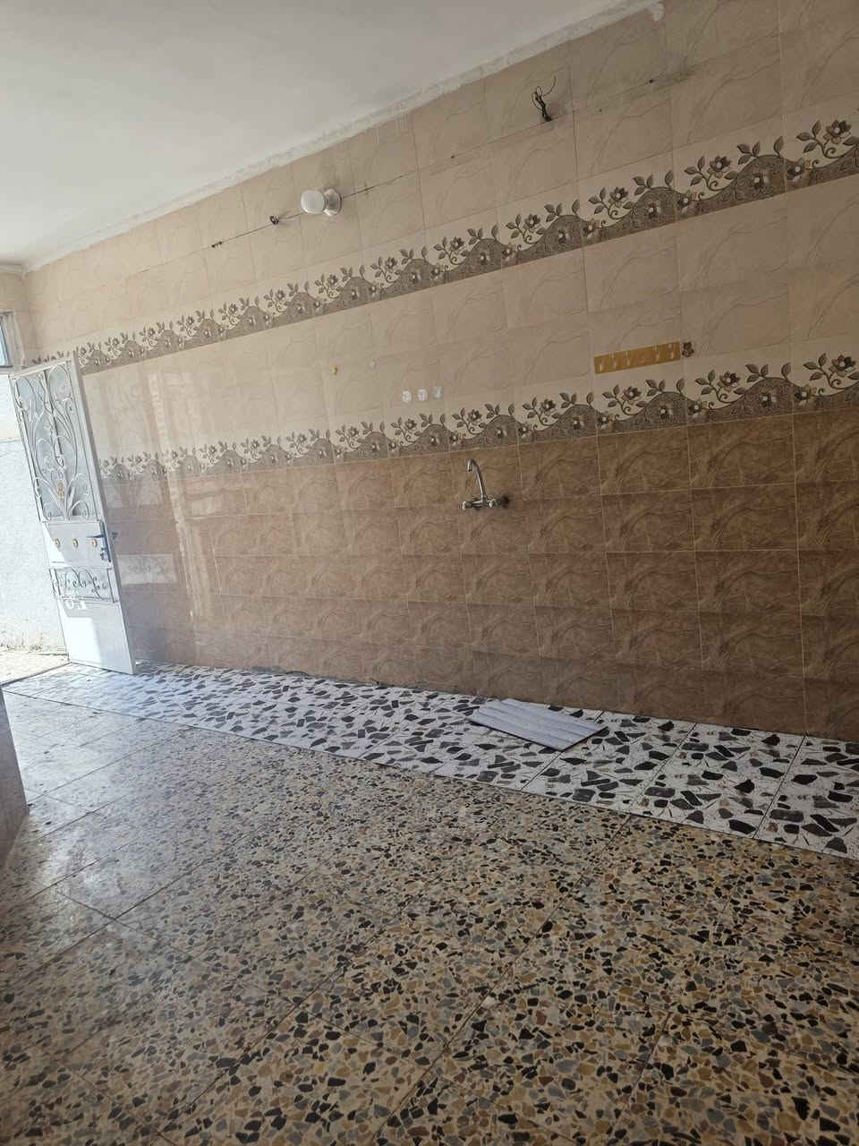 السلام عليكم ورحمة الله وبركاتة 
متابعينا الكرام 👋
🏠دار للبيع المساحة 140م يحتوي الدار على صالة ومطبخ وحولي وغرفة منام مع وجهة دار تجارية  🏠ملك صرف  زراعي ✅✅
العنوان 🛣بغداد شاطئ التاجي مزرفه وحصيوه خلف 🏨 مكتب ديرتنا للعقار 🌹
للاستفسار الاتصال على الارقام الاتيه 
كورك واتساب ***********📞
اسيا ***********📞مكتب ديرتنا للعقار بإدارة احمد ابومصطفى✅ 🏢

