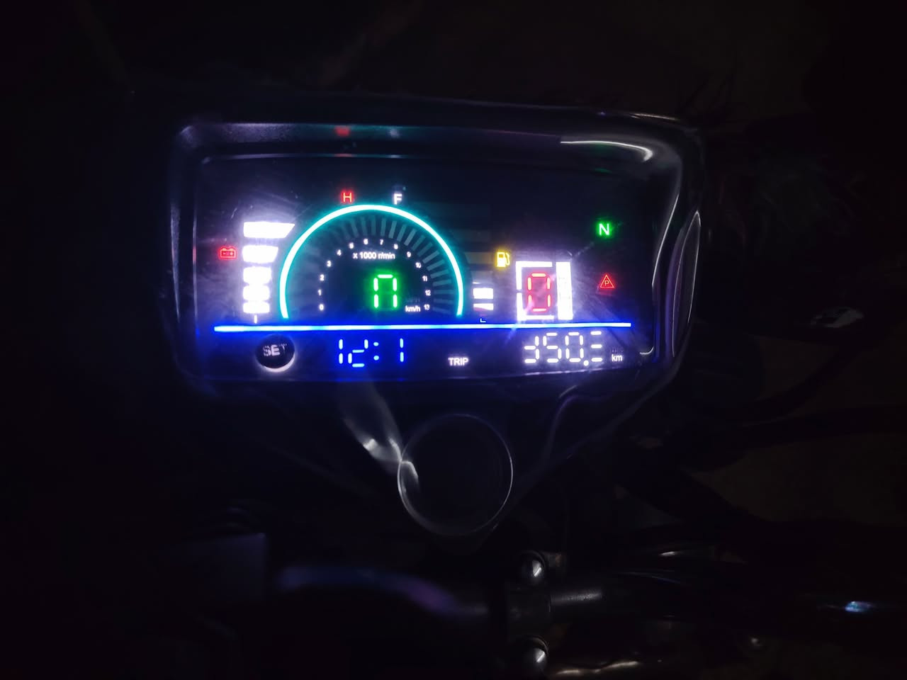 سافيني 2019 باب أول
5 گير سلف دشبول شاشه لمس وبصمه تشغيل بصمه وعالريمونت تشغيل وقفل وفتح عن بعد حساس سرقه نضيف عوزه بس باتري 
ماطور نضيف محرك مامفتوح 
عنوان موصل الايسر مقابيل يارمجه الشرقيه 
سعر 575 بي مجال 
***********
