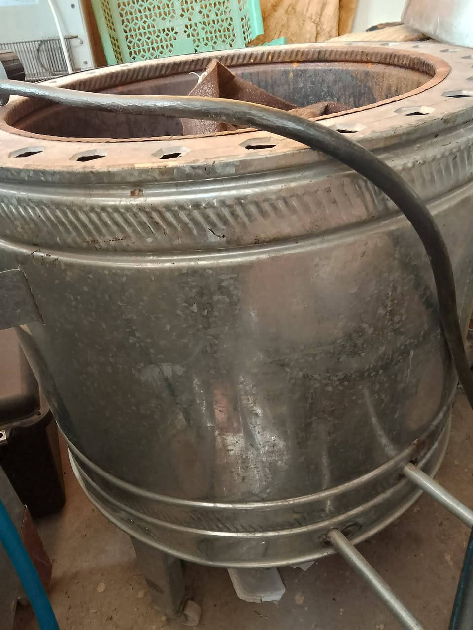 السلام عليكم عندي غراض بيع مستعجل سعرها تنور الغاز الصغير ٨الف تنور الغاز الچبير ٣٠الف  الخلط ٣٠ الف مكنسه كهربائيه ٨الف‏‪***********‬‏ مكان موصل حي سومر
