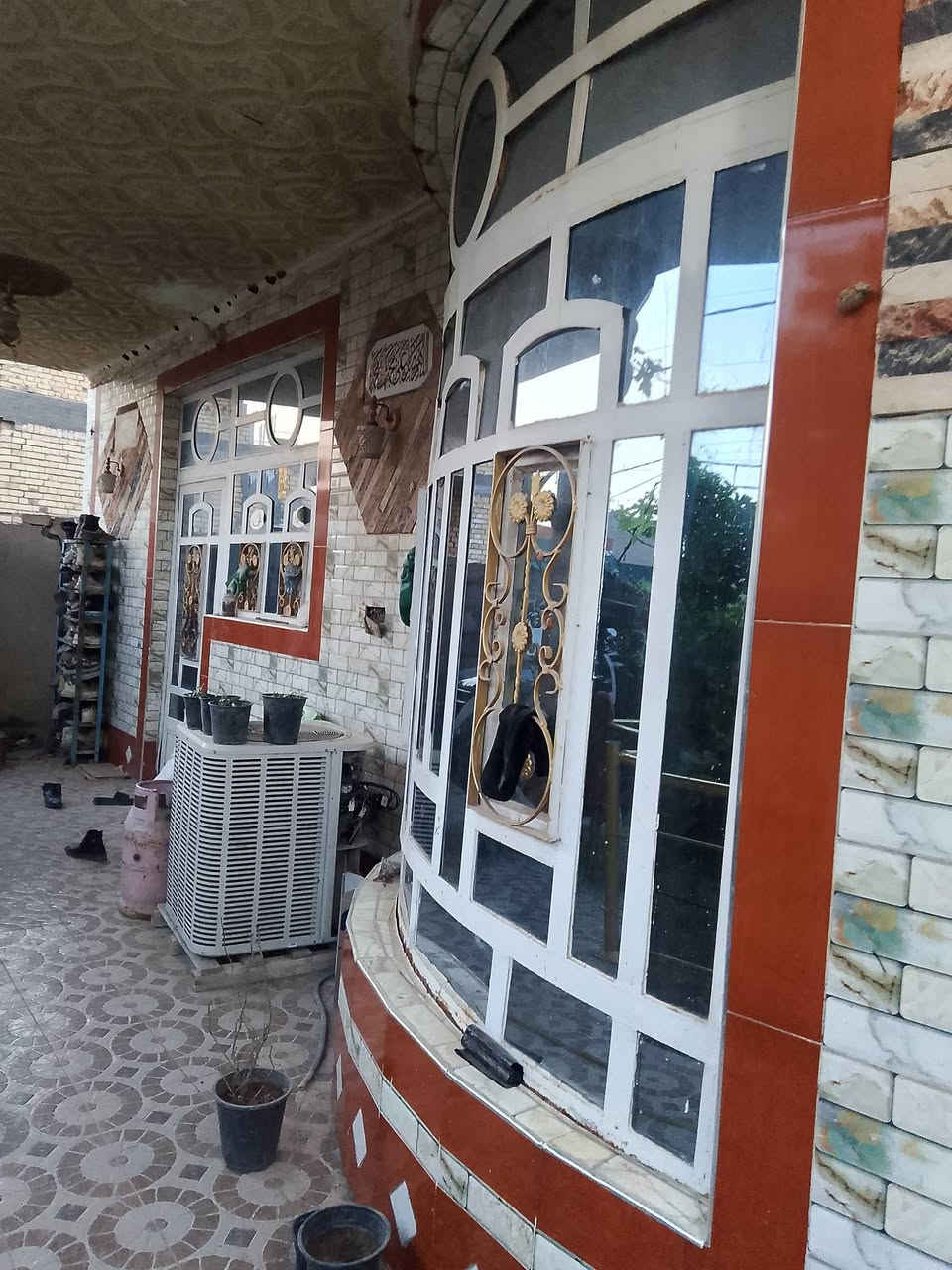 دار للبيع.  طابور صرف    في الهاشميه 
دار  المساحة 300م الجمعيه قرب معهد الغدير يتكون من طابقين 
الطابق الاول غرفتين نوم 3*4  وصاله 10*4.5 ومطبخ 6*4. حار. وبارد واستقبال 9*4. وترك حول الدار
الطابق الثاني غرفه نوم 5*4 و 7*4 بيتونه 9*4.5
مجمع صحيات داخلي ومجمع خارجي  للاستفسار الاتصال على الارقم 
***********
    ***********.
