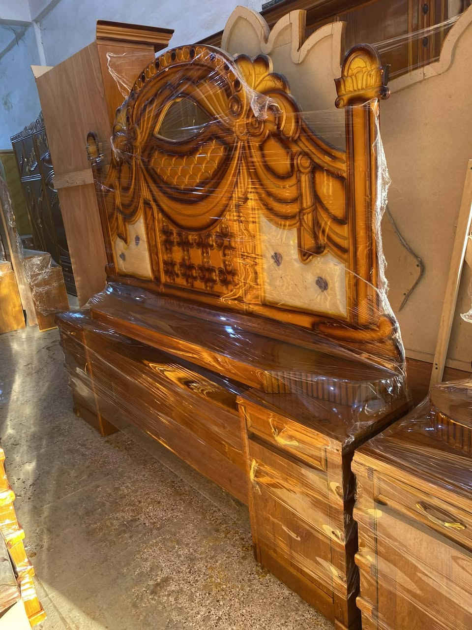 غرفة نوم عراقي مستخدم اخو الجديد وباسعار مناسبة شغل درجة اولى مرتب ضهر جرجوبة السعر 775 الف وبيها مجال للطيبين 
رقم الهاتف ***********
