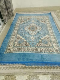 سجادة لون ازرق للبيع السعر التواصل مع الرقم  07508718205