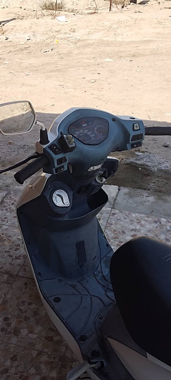 سلام عليكم دراجه سيام نوزل رمبه جديد محركها ما مفتوح كهربايات يشتغلن سعر٧٠٠ مكاني بصره شراي يتصل ***********
