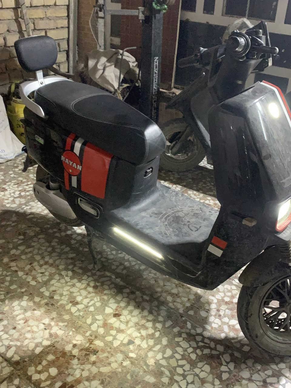 يا الله اللهم صلى على محمد وآل محمد
دراجه ريان ام عيون للبيع  دراجه حلوه ومرتبه بيه ملاحظات بسيطة والدراجه مبدله بطاريات و تاير خلفي تجي تاخذه من باب البيت ربع ما تصرف عليها سعره 750 وبيه مجال حك الجيه مكاني بغداد الشماعية رقمي ***********
