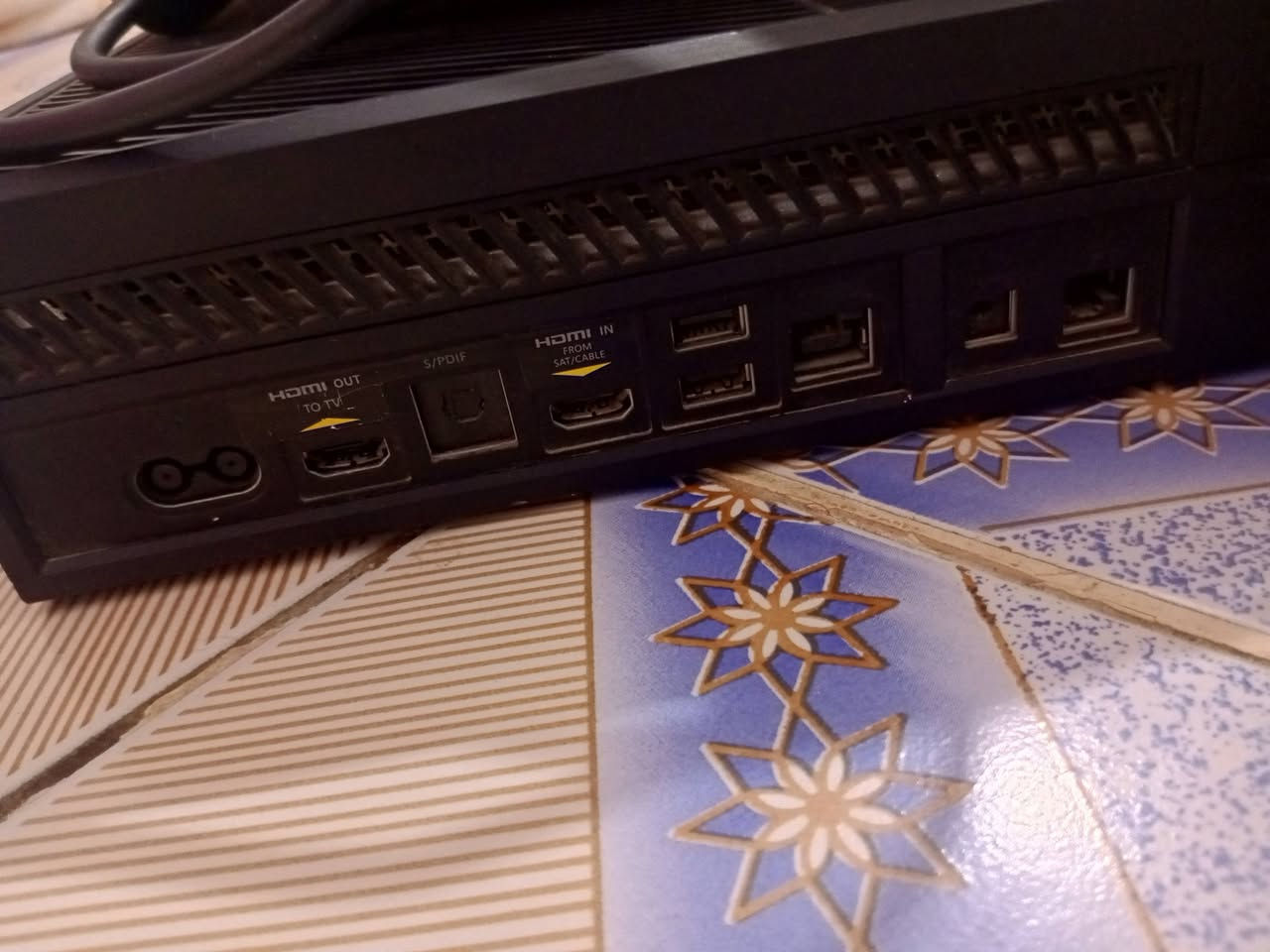اكس بوكس وان فات كامل ملحقات جهاز نضيف مثل ما واضح بصورة المشكلة فقط باليدات
الاوله قاعدة شحن عطلانه تشتغل بطاريات 

وثانيه زر LB مكسور ما تأثر عليك اذا لعبت طوبة 

الالعاب المملوكة GTA 5 والباقي مجاني 

جهاز مثل ما ذكرتلك نضيف سعر بلاش 130 وبي مجال بسيط 

تواصل فقط واتساب شريحه متوقفه ***********
