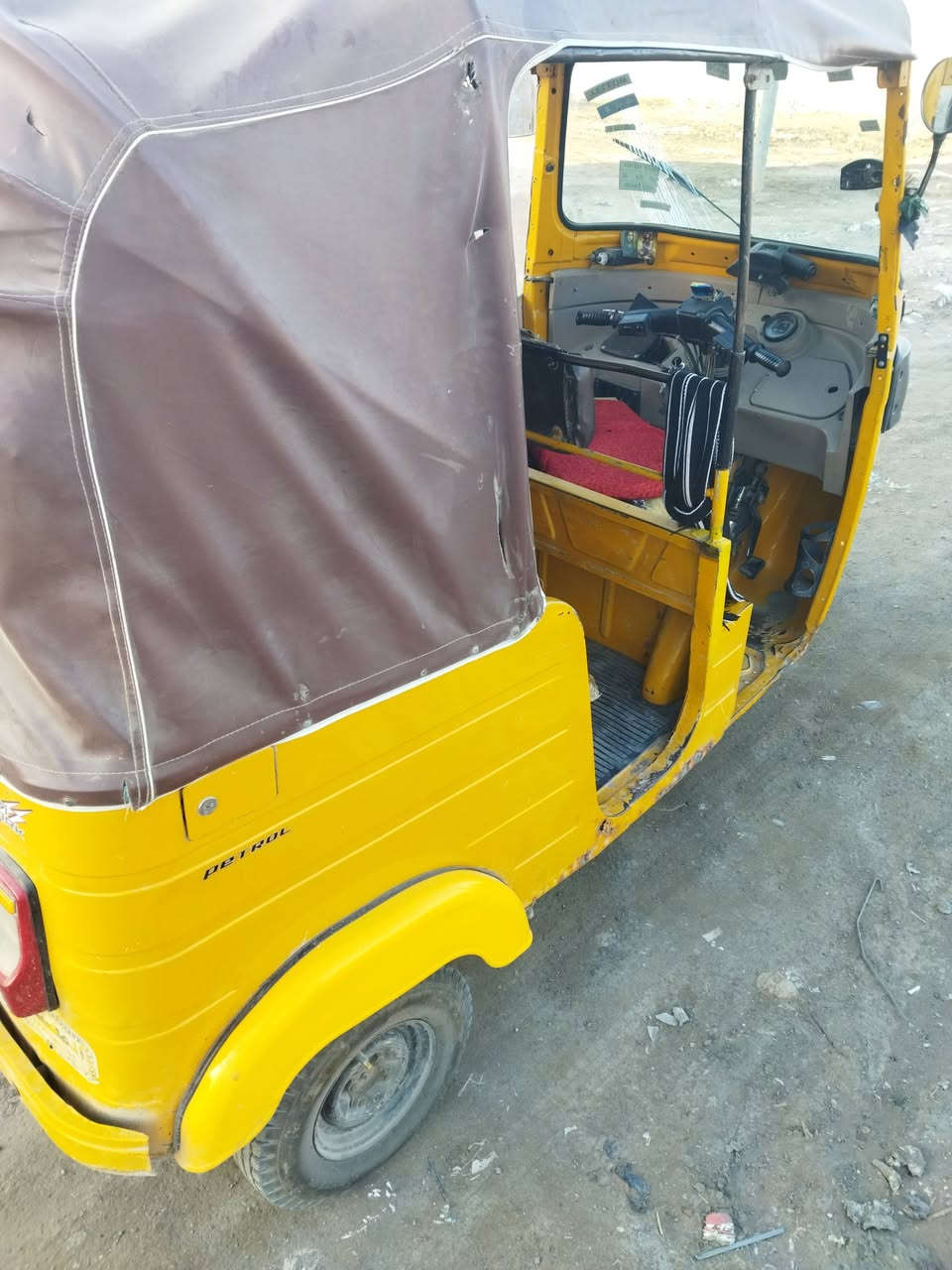 تتك للبيع عشرين شهر العاشر عنوان سبع قصور شارع  سعر ٦٥٠٠ رقم وسنويا تحويل ثاني يوم شراي تصل ***********
