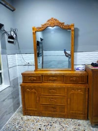 ميز تواليت • خشب ثقيل • مثل الجديد