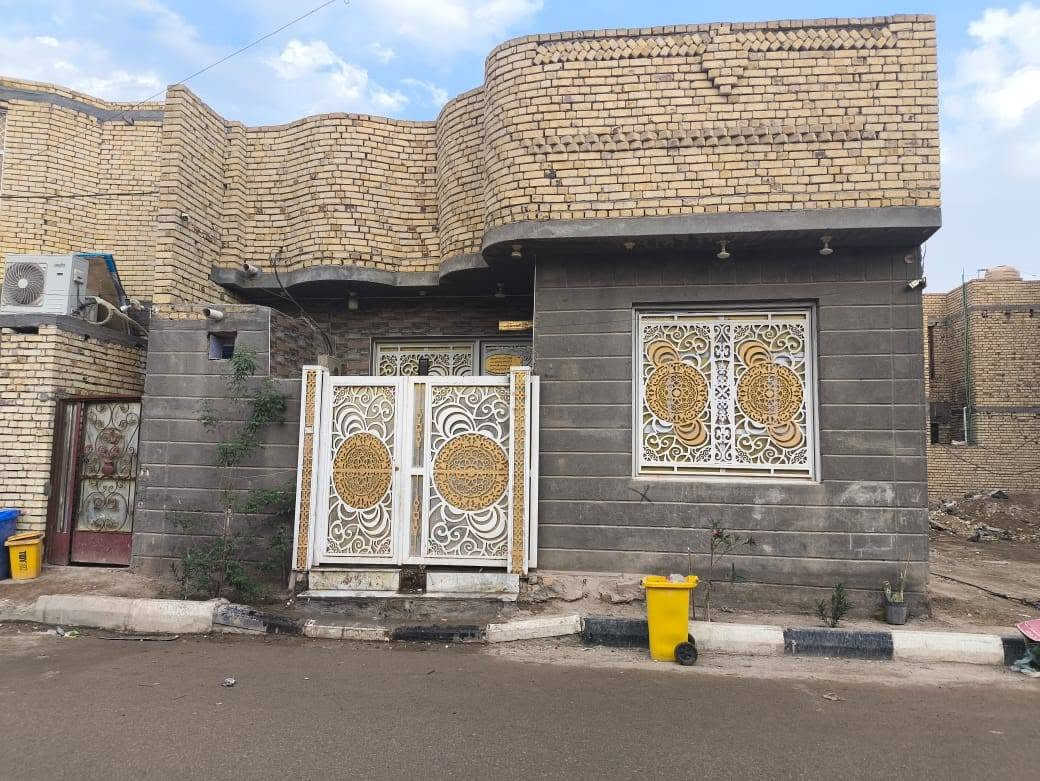 بيت  طابو صرف مساحته 100متر امامي
مكان /حي_الفداء شارع ابولبنان الرئيسي ثالث بيت عن الشارع
بناء جديد //صب كونكريت  
غرفه و ديوانيه و صاله و مطبخ حار و بارد صحيات  خارجيه خارجيه و داخليه مخزن فوق جبير   
متوفر كافه الخدمات ماء مجاري تبليط
السعر 112 وبيه مجال بسيط ***********
