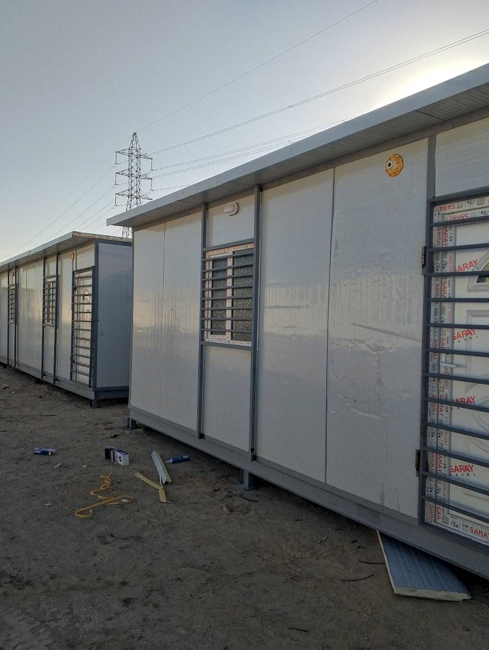 كرفان قياس 6*3 مجهز للعيش جديد غير مستخدم داخله حمام وتواليت ومطبخ وغرفة معيشة متنقل لباقي التفاصيل اتصل ***********