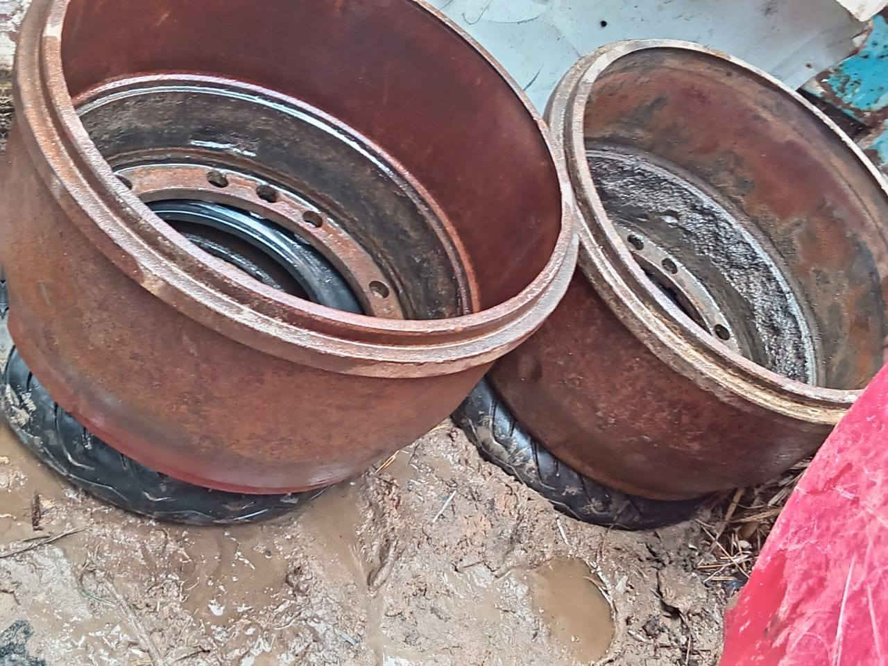 السلام عليكم للبيع طوس حجم ١٧ اثنين وبرماغ الماني مال أمامي وتانكي كاز ياخذ ٤٠٠لتر هووالقبق مالته وشكلات مال مقدم وبراغي مال سلاتات وويل قطع ومقدم مال تاته الاستفسار اكثر الاتصال على الرقم *********** رجاء المايعجبه المنشر والموشراي لاخابر رجاء رجاء المكان النجف قضاء ابو صخير  منطقة المالحه
