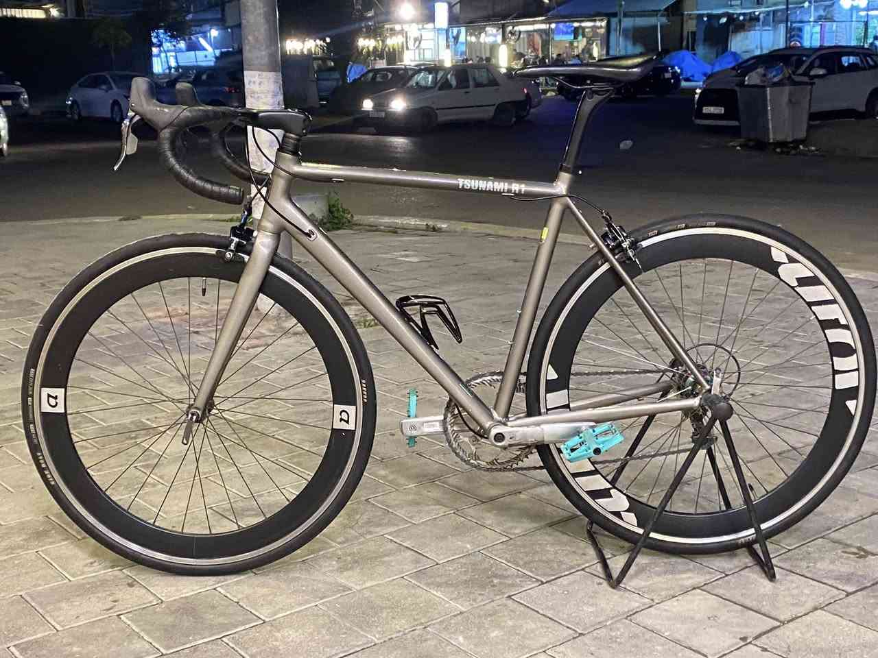 السلام عليكم شلون كباتن الغوالي 🌄 وينهم يدورون قطعة مال جني 🥰😍
متوفر للبيع رود ماركة      TUSNAMI R1 العالمية غنية عن التعريف  فريم المنيوم صب  موديل 2024 دفن بالكامل 🥰🥰 

قياس الفريم /54☺️🤗
سيت الدراجه//  شيمانو ULTEGRA //فئة 6200// عدا  بدالات ماركه LTOO//صينيه  FSA فول نظافة 😍🥰
عدد نمر دراجة/ 10😈💪
فريم الدراجه//  فول الالمنيوم // ستيرن متصل كاربون احترافي🤩//بوري سرج كاربون😊

ويالة الدراجة //  ارتفاع شكل مميز بولبرن صوت طرب عالي فول سلاسة ومتانة 🥰🤩
تايرات دراجة كتان 🤩🥰
نظافة الدراجة 100%*100
  الدراجه للمراوس او بيع سعر 425الف وبيها مجال شراي يدلل 
***********
بغداد شارع فلسطين
