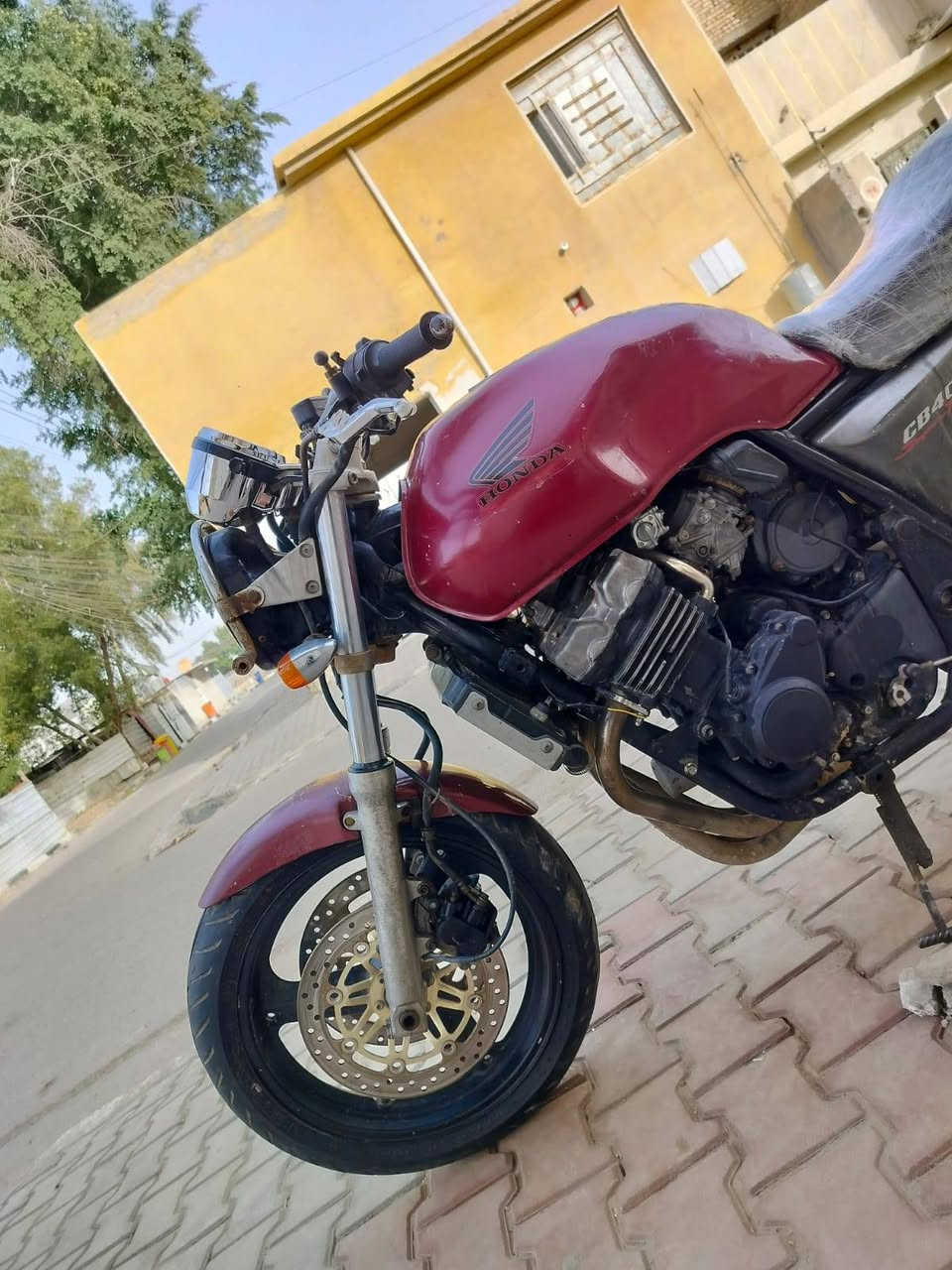 سلام عليكم دراجه سيبي فؤر جيل اول ١٦ ولف مكفوله كلها ومكينه خير من الله دراجه عليه ادامه كامله بلكات جدد وتخم تاير جديد كهربايات كلها شغاله دراجه صالنصه بيه رياضي وفصله ناار  اوراق كامله مكاني بغداد الحسينيه شراي يتصل دراجه سعرها مناسب ***********
