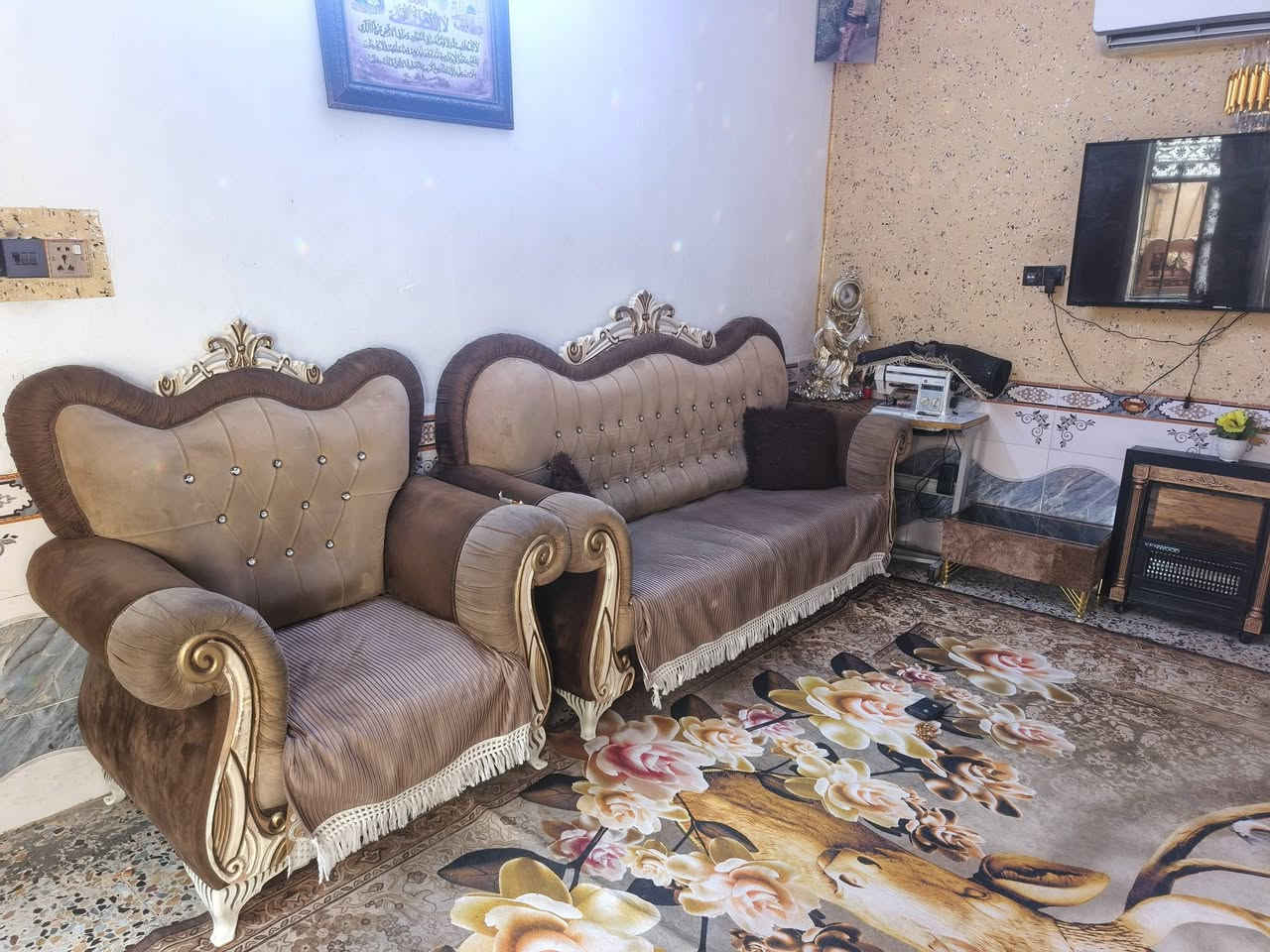 سلام عليكم تخم للبيع نضيف ١٠ مقاعد العنوان بغداد مع هديه مفارش تخم عدد ٢ لونين  السعر ٢٠٠ الف رقم الهاتف ***********
