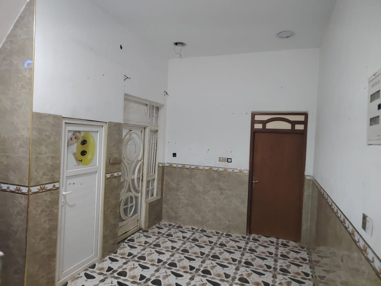 بيت لليجار
منطقة حي الفنانين قرب مدرسه نسيم ميسان 
يحتوي على غرفه نوم و صاله و استقبال 
بيت نظيف ( مسحوب واير مولد )
تواصل ***********

