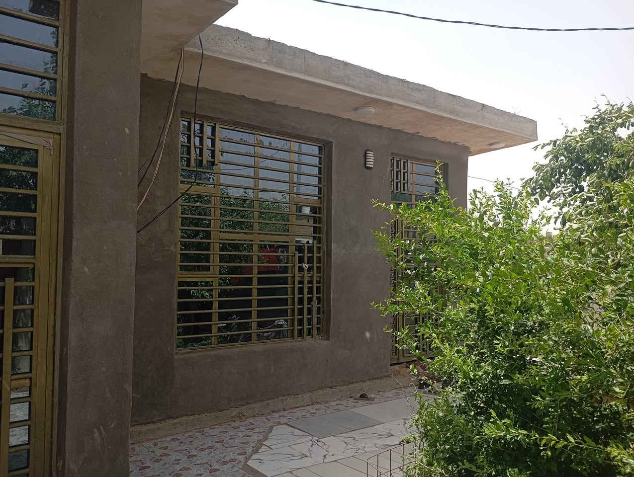 سلام عليكم بيت بحي الصدرين علشط مساحة300 ديوانيه 10*4 صالة 5ونص/7ونص.  غرف نوم 2 اضافه ترك  وره البيت يرهم مشتمل بيه غرفه وصحيات بيت كامل الاستفسار علا هاذة الرقم ***********
