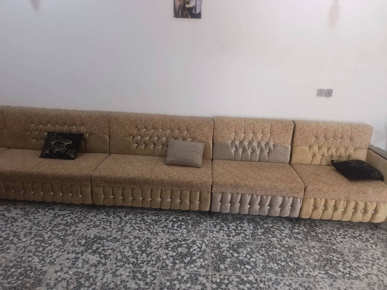 السلام عليكم تخم تسكام للبيع مسكمة بمليونين محتاج وريد ابيع بمليون وبي مجال حك الجية الشراي يتصل 
***********
