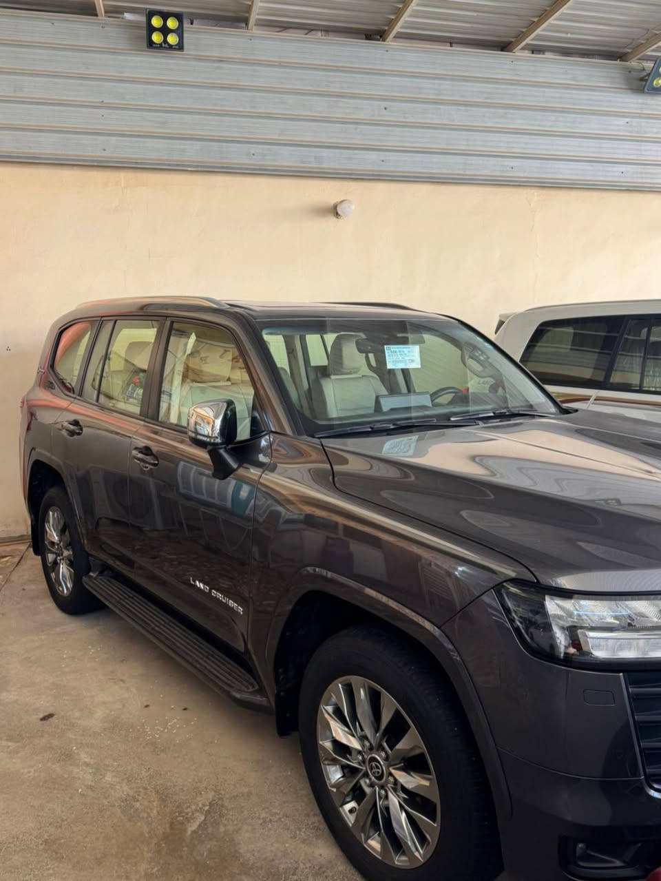 سلام عليكم 
لاندكروز GXR تطبيق 
موديل 2022 
مكفولة من صبغ وتبديل وبارد 
مواصفات 
ثلث شاشات 
رادار امامي + انحدار 
كشنات اثنين كهرباء 
كشنات جلد 
جنطة كهرباء 
حساس امامي خلفي
شغال بعد بلادي
فتحة سقف  
بصمات اثنين
4 كامرات 
رادار مري 
***********
