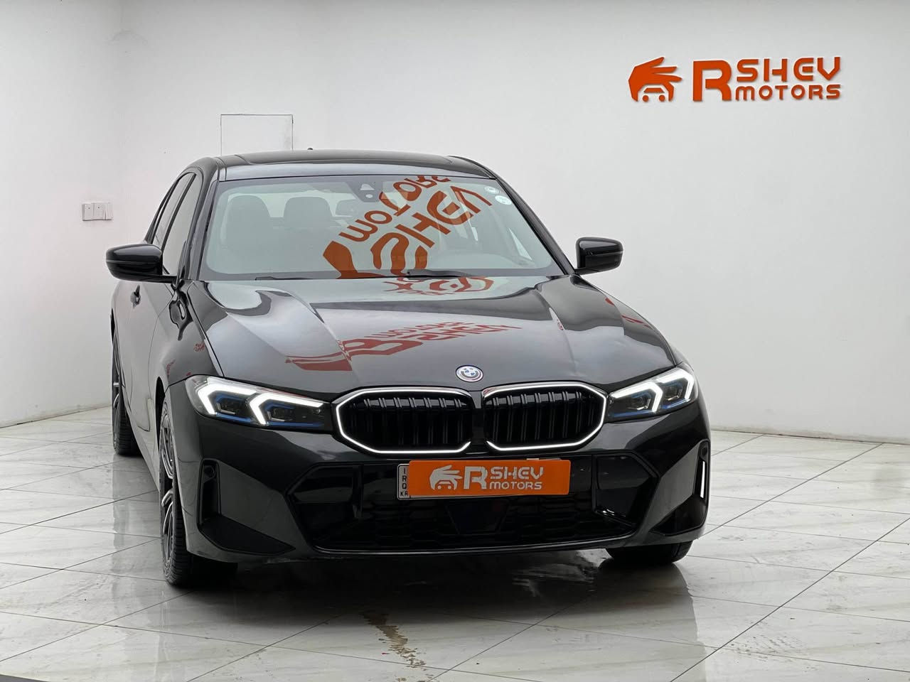 BMW 2022
بي ام دبليو ٢٠٢٢
مواصفات 330i فول مواصفات معروفة

مكينة ٤سلندر و توين تيربو (يعني دبل تيربو) حجم ٢.٠لتر
ماشية٥٨،٠٠٠ ميل فقط و ب حالة جداً ممتازة 

ضرر السيارة البنيد و نص جاملغ بدون دواخل و ايرباك
السيارة كلش حلوة و نظيفة

السيارة رقم دهوك
مكفولة من كير و محرك و كهربائيات

و ب سعر(225$) ورقة و بيها مجال

مكان السيارة

دهوك -معرض ارشف R-Shev
رقم51 من معارض التيرمينال 

***********
*********** دهوك, العراق
