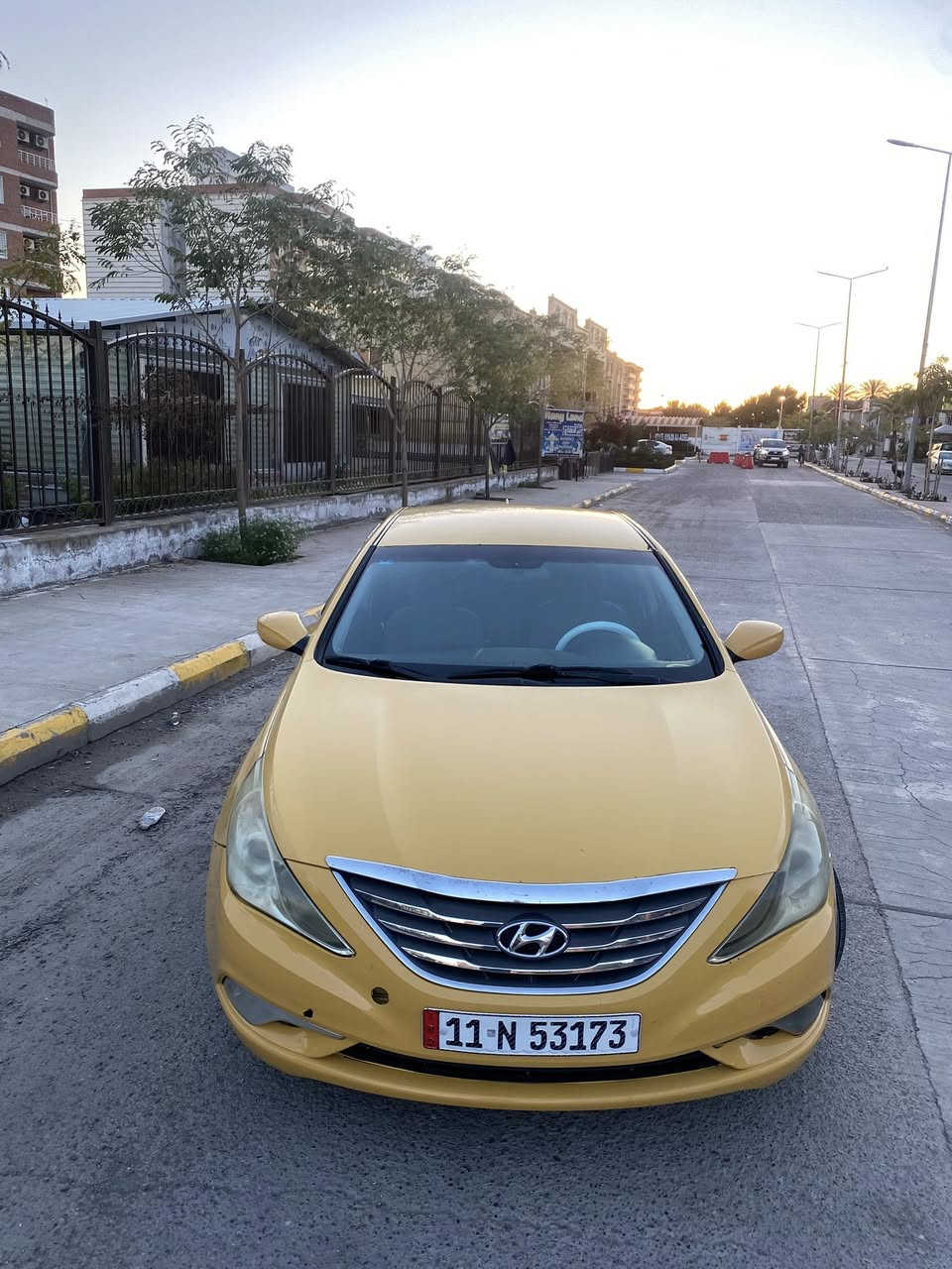 السلام عليكم
‏HYUNDAI SONATA للبيع  
هيونداي سوناتا موديل 2013 
محرك 2400 GDI المحرك امبدل جديد هستوني شاده 
لا تنقيص ولا تبخير خير من الله 
كير 6 نمر ✈️
تبريد ثلج ❄️
السياره خير من الله مرتبه واحلى من الصور 
رقم بغداد الجديد 
🔴المواصفات ومواصفاتها معرفهه السوناتا  
كرسي كهربائي 
تدفئه الكراسي 
شاشه 
كامره خلفيه
مانع انزلاق 
🔊سماعات عدد 8 معه دمام ابلادي 
ويل 16 أنج عدد 5 
لد خلفي 
وبعد بيها مواصفات خير من الله 
بجم كبس بيهه ايرباك البرده طاك والستيرن
السياره وارد امريكي (حادث السياره بأمريكا باب السائق والجاملغ الامامي وبلعراق جاملغ الامامي عكس السائق وباب الراكب ) صور الحادث مرفقه في المنشور
السياره ماشيه 150الف 
📍الموقع بغداد الحريه 
السعر 98وبيها مجال للشراي 
الاستفسار اكثر ***********
