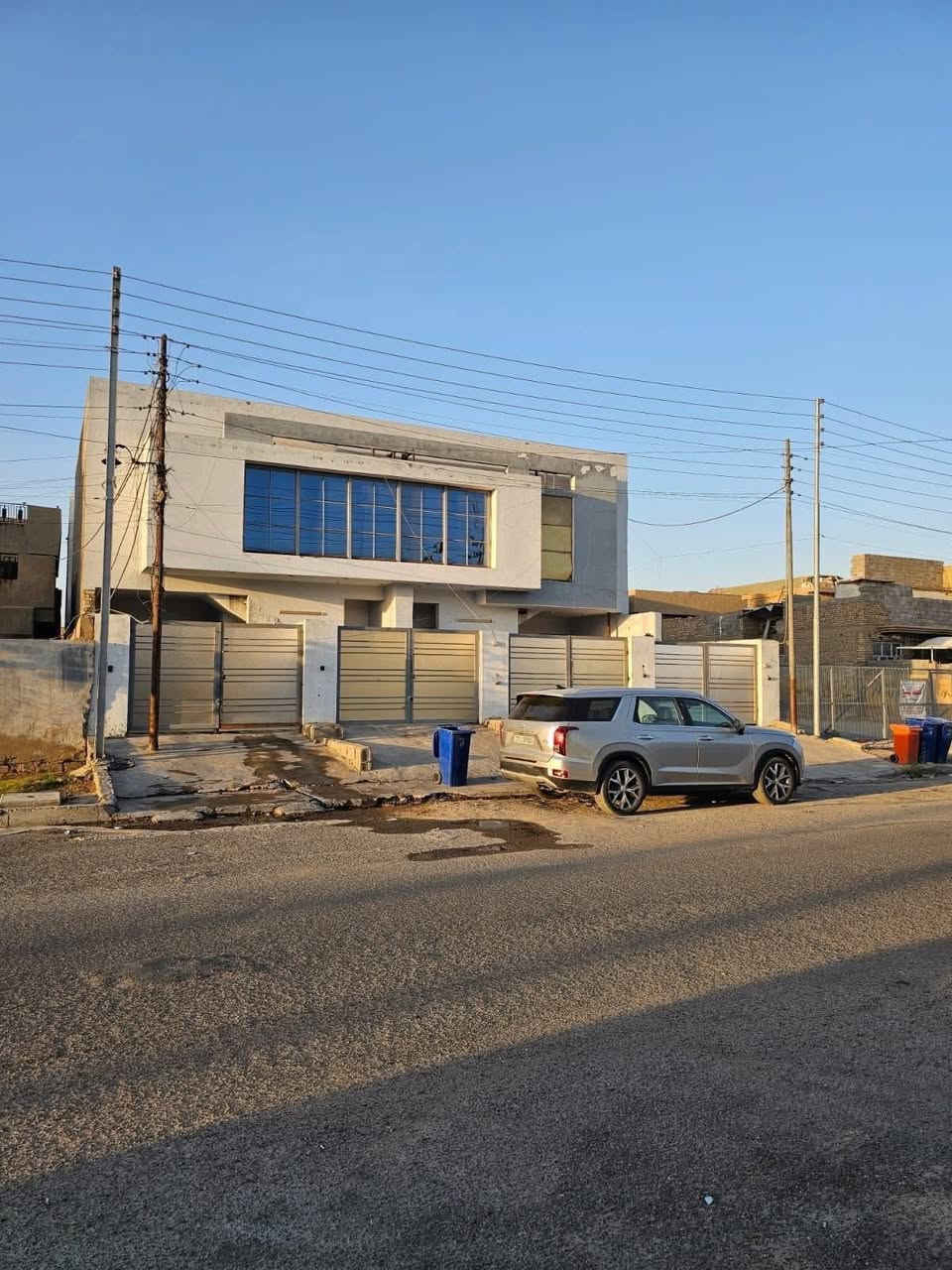 ⭕️تسلسل: 1052
🏚عقار للبيع بمساحة ٤١٦ م يحتوي على اربع مشتملات مستأجرة جميعها 🏚
🌹على بركة الله🌹

🔹العنوان: الفلوجة حي الشهداء الاولى على شارع ٢٠م قرب جامع الرقيب الفرع المقابل لجميعة نور الفرات التجاري
📍طابو صرف سند
📍 شارع: ٢٠ م
📍المساحة بالسند: ٤١٦ م٢
📍الابعاد: ١٦م ❌ ٢٦م
🔹بناء طابوق ٢٠٢٤
🟢المشتملات مستأجرة جميعها ببدل ايجار شهري (١،٨٠٠،٠٠٠) مليون وثمانمائة الف دينار 

🟡يحتوي على اربع مشتملات كل طابق يحتوي على مشتملين وكل مشتمل يحتوي على
غرفتين نوم واستقبال وصالة ومطبخ وحمام وصحيات 

✅سعر البيع للعقار: ٥٧٥ مليون دينار قابل للتفاوض 

‏‎ ‬ 🟢مكتب دجلة الهندسي للعقارات حي الجولان قرب صناعة الجولان للسيارات مجاور سوبر ماركت الهلال
للاستفسار الاتصال على
‏‭***********
***********
