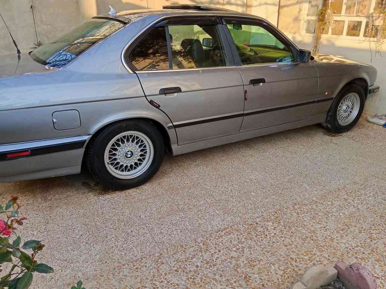 سلام عليكم البيع بئيم موديل 92محرك وكير واكسن شرط كير عادي محرك مسكر صبغ عام جمليه  ضرر  لايتات زينون سستم سمعات مع دمام وسجل شاشا  فتحه بل سقف بسمي شرط التحويل سعر 60 رقم ***********
