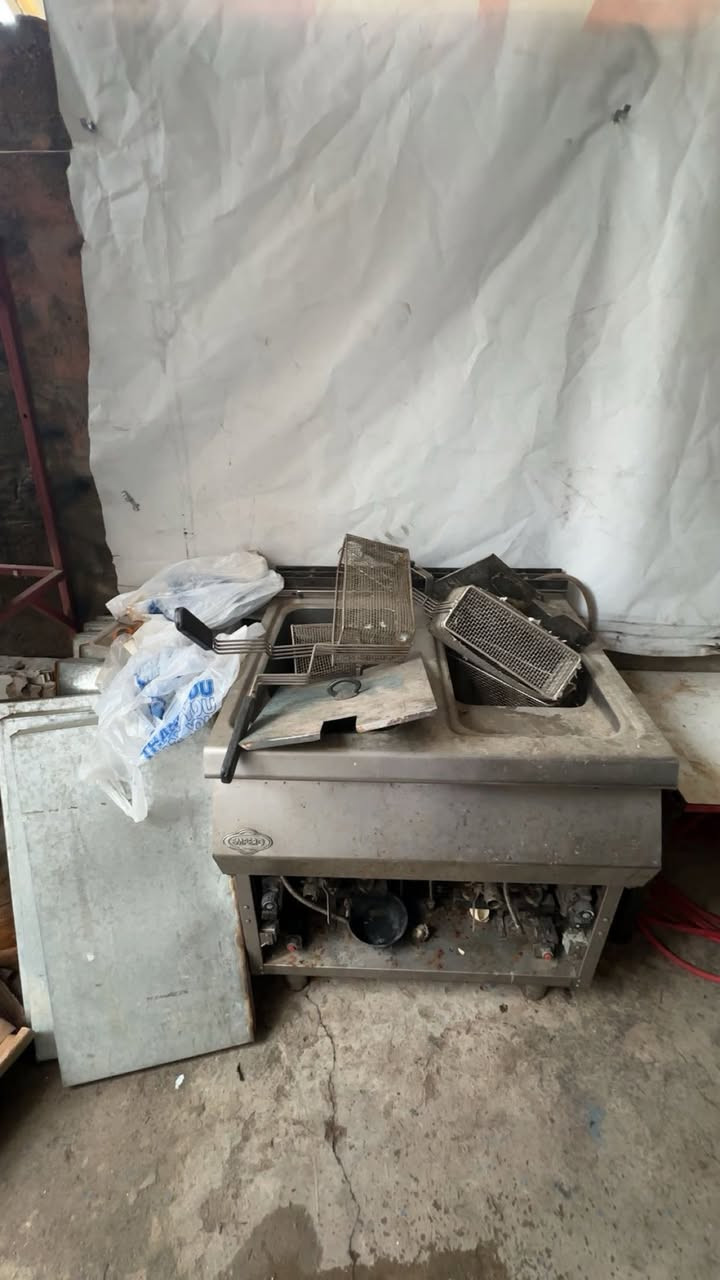 اغراض مطعم افران شوي ثنين طبقات وهواي غراض اكو كلها نضيفة ولاكن متروكة فقط تنغسل
كلها شغالة شرط ***********
