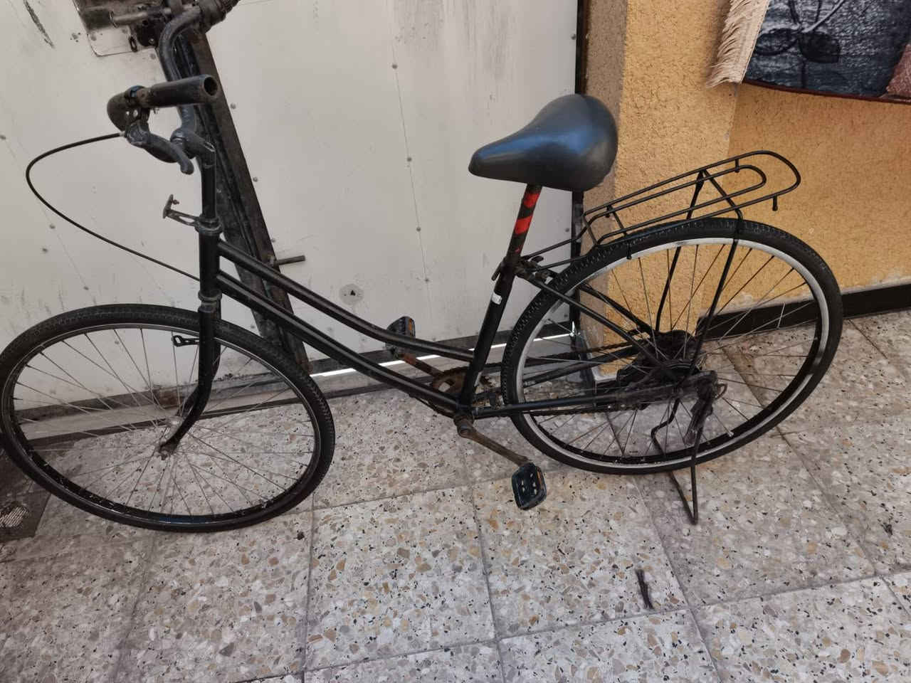 السلام عليكم اخوان للبيع بايسكل سياحي حجم 27باله مصبوغ تايرات جدد سله جديده سرج نضيف ابريك شغال بايسكل كله شغال مابي اي ملعب سعره 45 بي مجال 
مكاني بصره صبخة العرب 
رقم ***********
