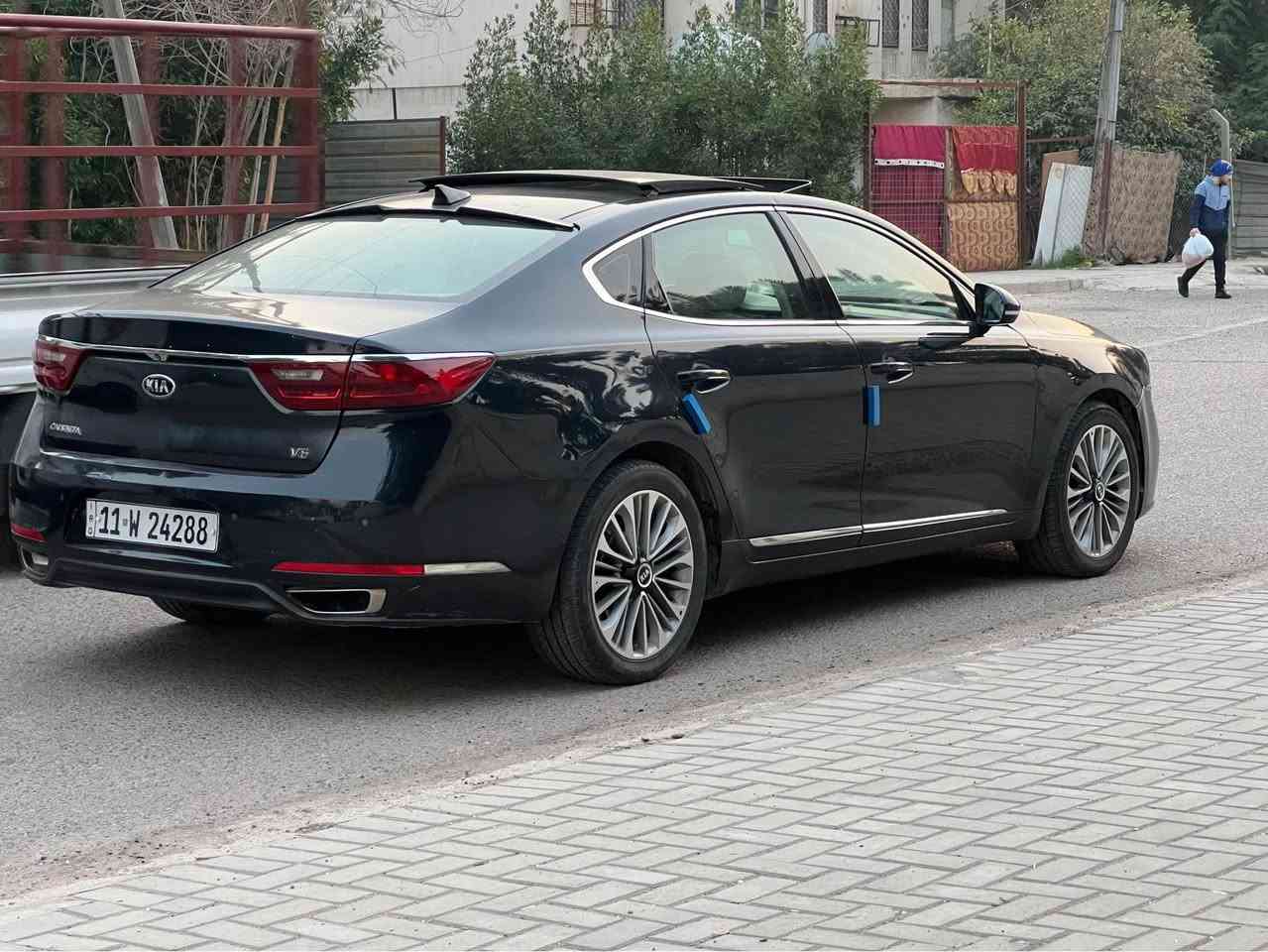 السلام عليكم 
للبيع كيا كادنزا موديل 2017
رقم بغداد وارد امريكي محرك 6سلندر 
ماشيه 93mil
ضررها جاملغ وبابين جهت السايق 
السياره فول مواصفات 
جاهزه من كل النواحي اي نقص مبيها 
السعر 145
وبي مجال للاستفسار ع ***********
مكان السياره بغداد السيديه بغداد, العراق
